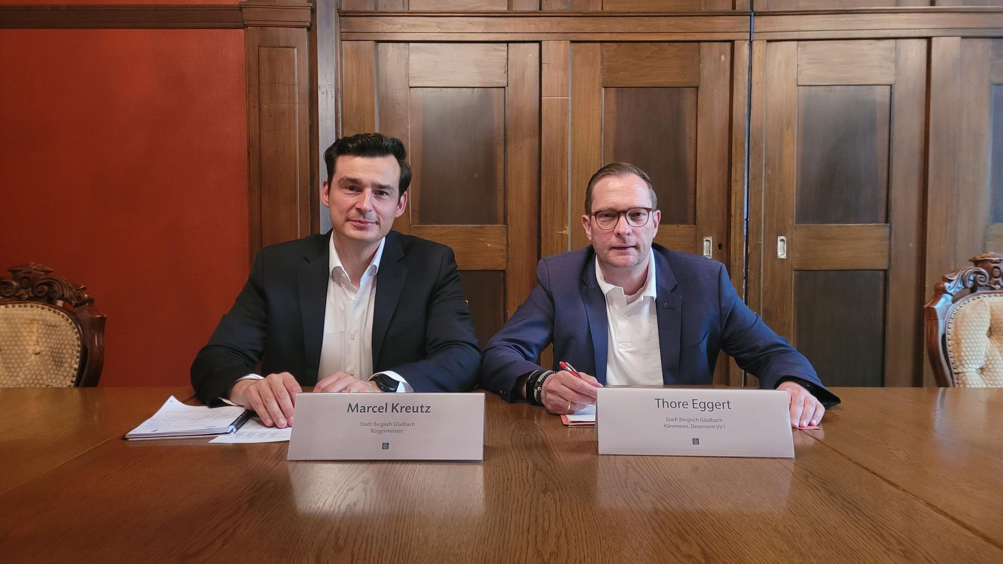 Das Foto zeigt Bürgermeister Marcel Kreutz und Kämmerer Thore Eggert