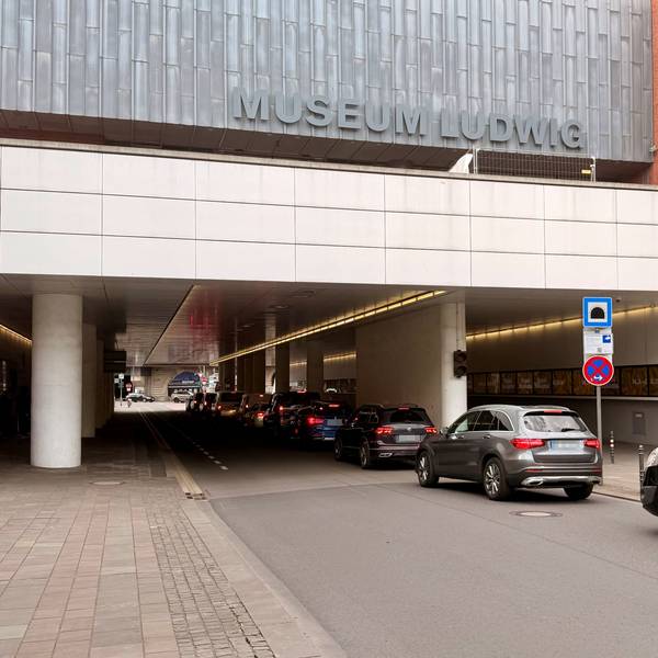 Stau an der Philharmonie in der Kölner Innenstadt