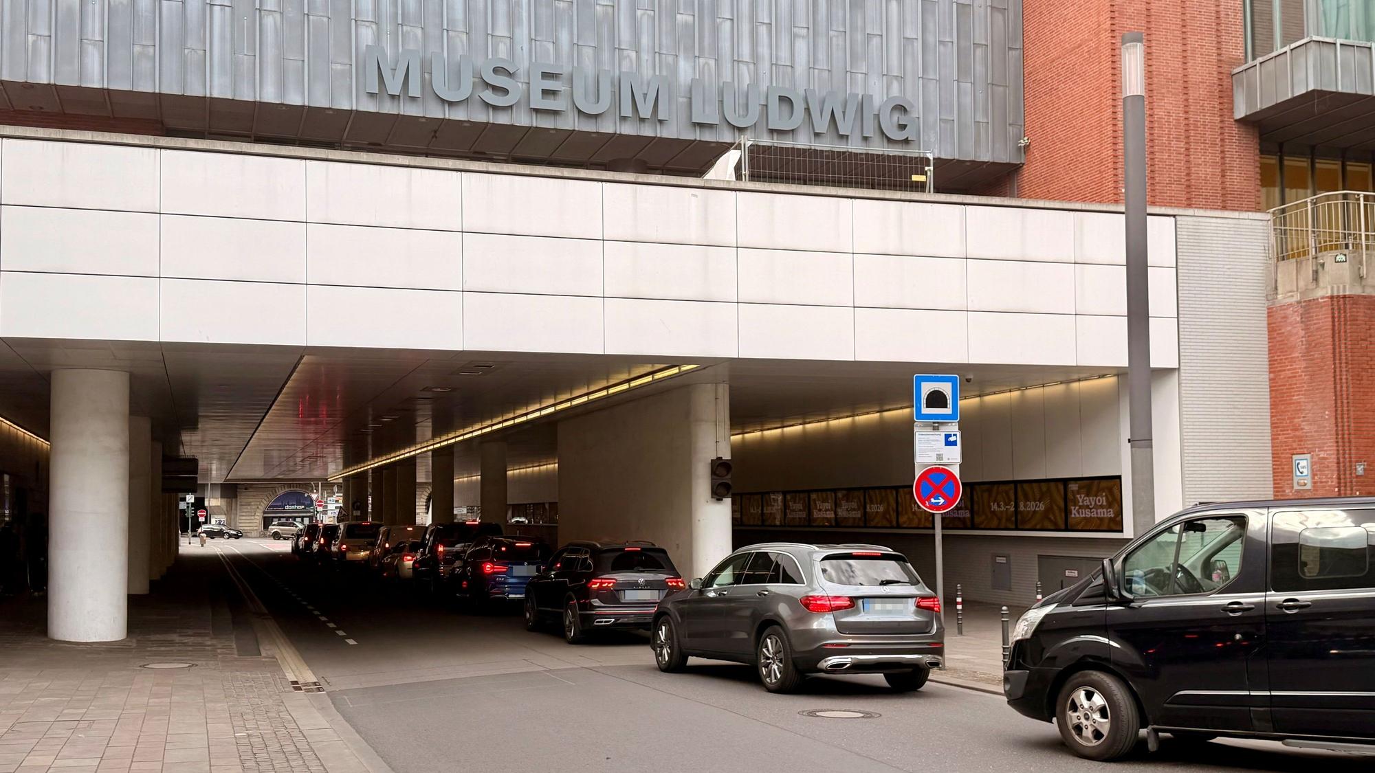Stau an der Philharmonie in der Kölner Innenstadt
