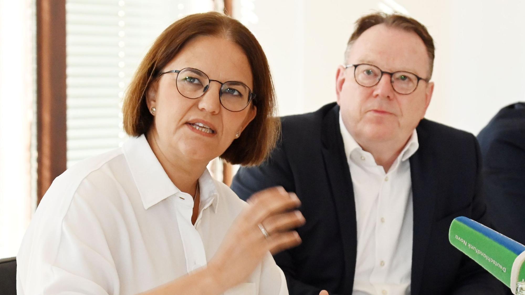 Stadtkämmerin Dörte Diemert und Kölns OB Torsten Burmester (v. l.) wiesen bereits bei einem Termin im Juni auf die prekäre Finanzlage der Stadt hin.