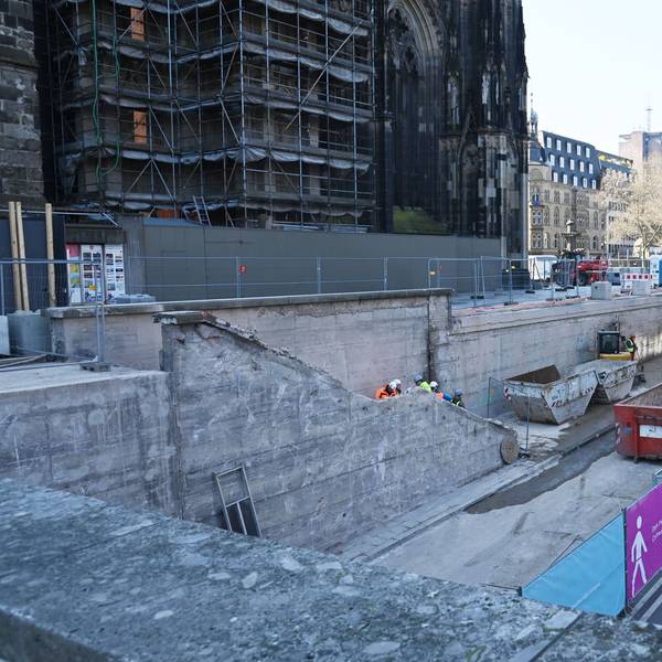 Die Bauarbeiten am Domsockel laufen. An der Trankgasse wird derzeit auch mit großem Gerät gearbeitet. Foto: Alexander Schwaiger