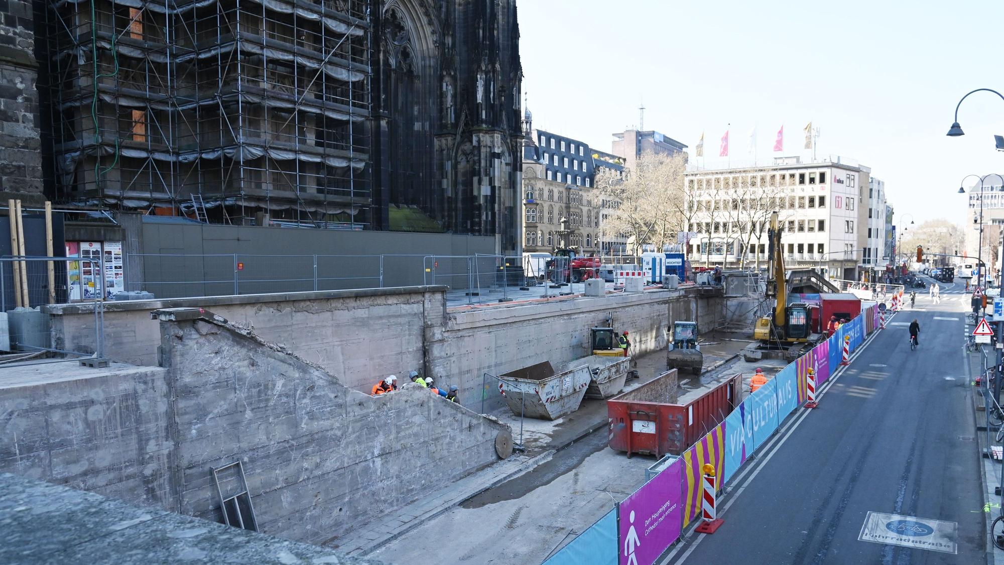 Die Bauarbeiten am Domsockel laufen. An der Trankgasse wird derzeit auch mit großem Gerät gearbeitet. Foto: Alexander Schwaiger