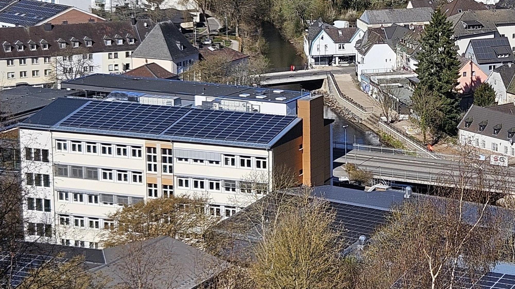 Block auf die Dächer des Johannes-Sturmius-Gymnasiums und der Sporthalle.