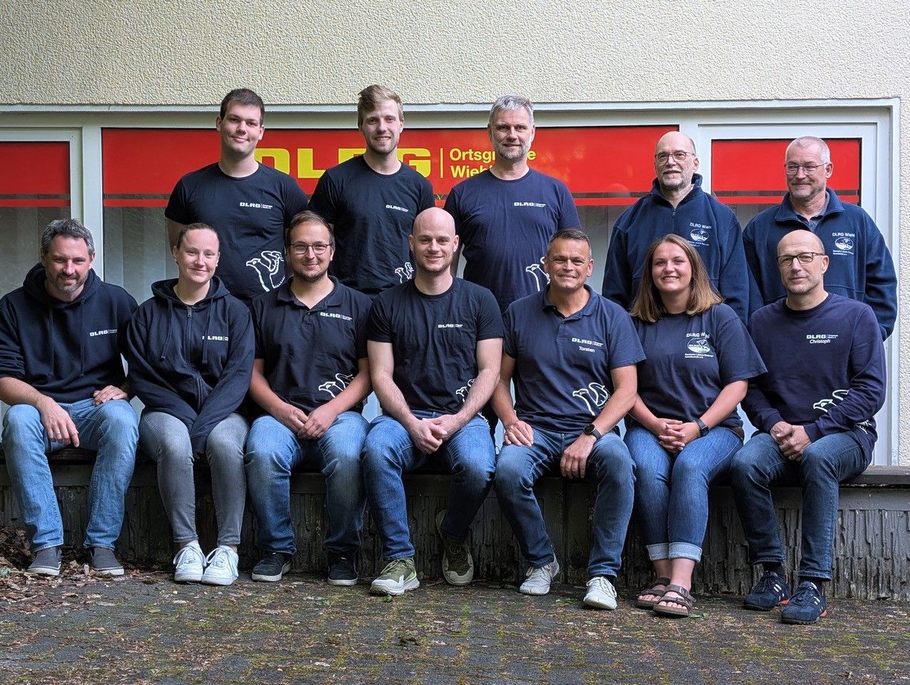EIne Gruppe von Menschen in blauen T-Shirts.