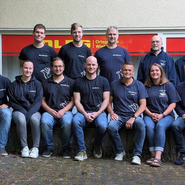 EIne Gruppe von Menschen in blauen T-Shirts.