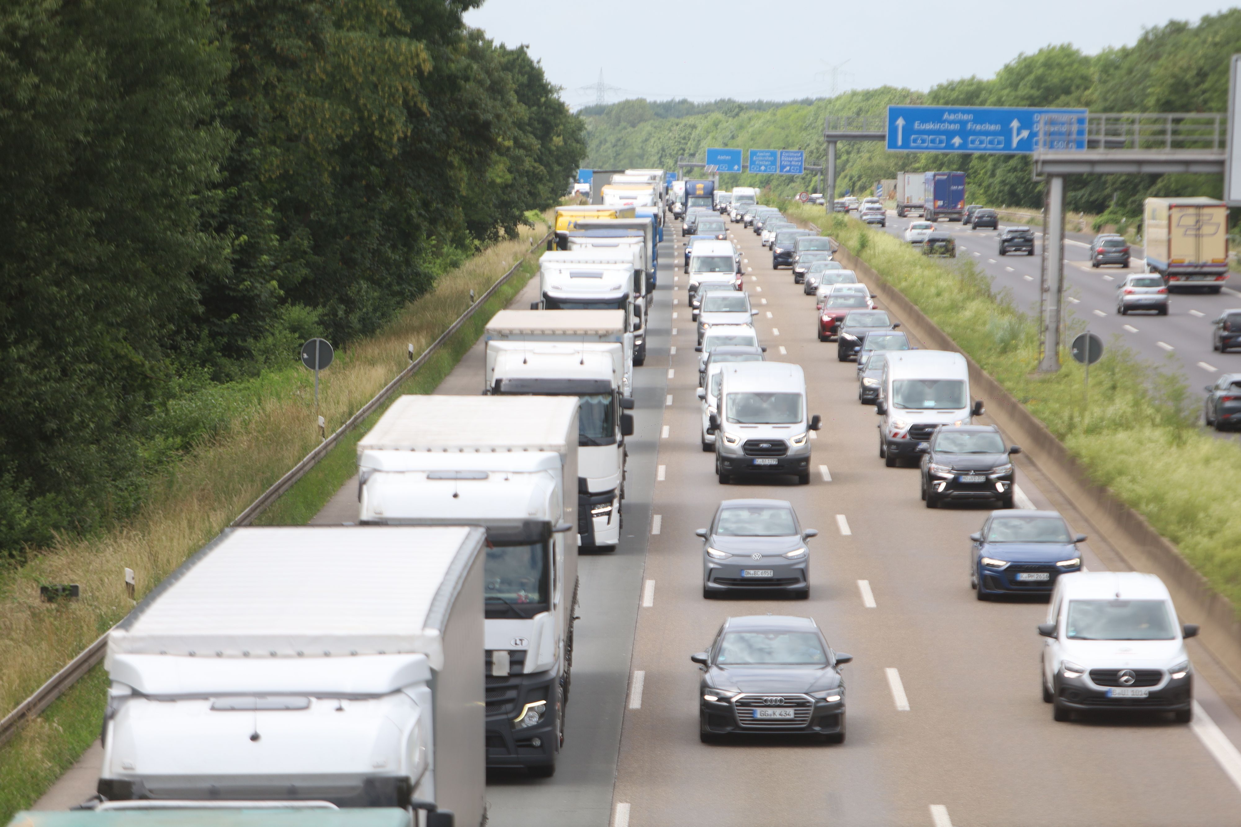 16.06.2026, Köln: Die Situation auf der Bundesautobahn A4 zwischen dem Kreuz Köln-West und der AS Klettenberg in Fahrtrichtung Süden am Nachmittag. Seitdem die Autobahnbrücke Eifeltor für schwere LKW über 7,5 Tonnen gesperrt wurde, kommt es hier zu langen Rückstaus von Lastkraftwagen. Das Stauende birgt ein hohes Gefahrenpotenzial, in den letzten Wochen passierten hier bereits mehrere Unfälle. Foto: Arton Krasniqi
