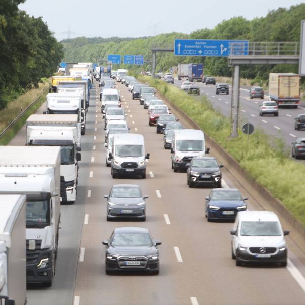 16.06.2026, Köln: Die Situation auf der Bundesautobahn A4 zwischen dem Kreuz Köln-West und der AS Klettenberg in Fahrtrichtung Süden am Nachmittag. Seitdem die Autobahnbrücke Eifeltor für schwere LKW über 7,5 Tonnen gesperrt wurde, kommt es hier zu langen Rückstaus von Lastkraftwagen. Das Stauende birgt ein hohes Gefahrenpotenzial, in den letzten Wochen passierten hier bereits mehrere Unfälle. Foto: Arton Krasniqi