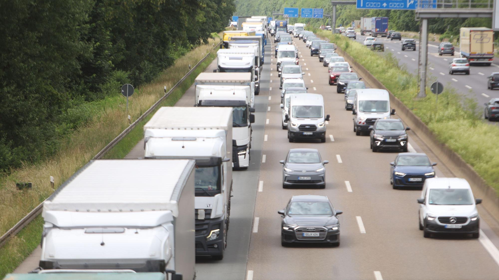 16.06.2026, Köln: Die Situation auf der Bundesautobahn A4 zwischen dem Kreuz Köln-West und der AS Klettenberg in Fahrtrichtung Süden am Nachmittag. Seitdem die Autobahnbrücke Eifeltor für schwere LKW über 7,5 Tonnen gesperrt wurde, kommt es hier zu langen Rückstaus von Lastkraftwagen. Das Stauende birgt ein hohes Gefahrenpotenzial, in den letzten Wochen passierten hier bereits mehrere Unfälle. Foto: Arton Krasniqi