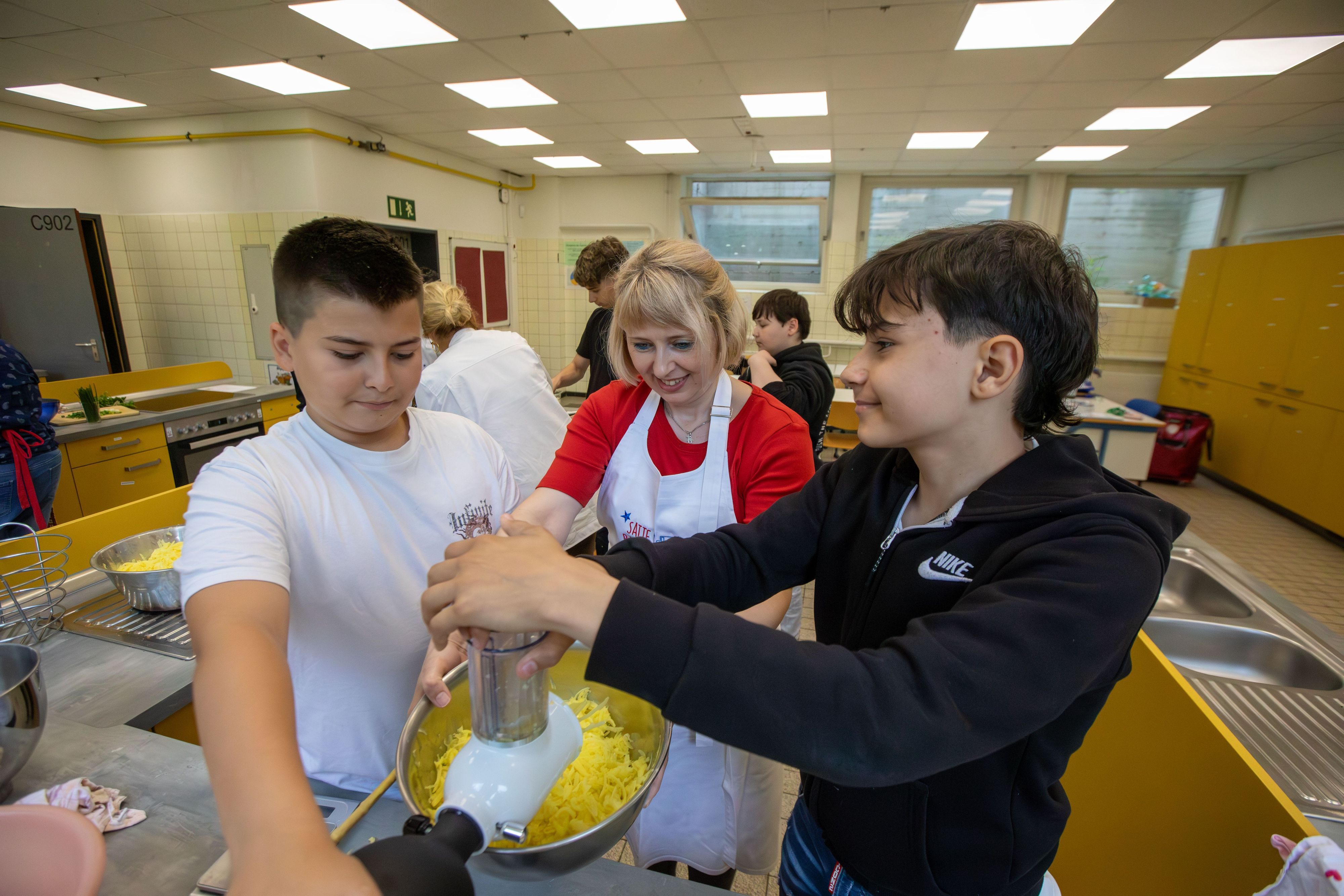Beim Projekt Grenzgänger der Kopernikus-Hauptschule gehört auch das gemeinsame Kochen dazu.