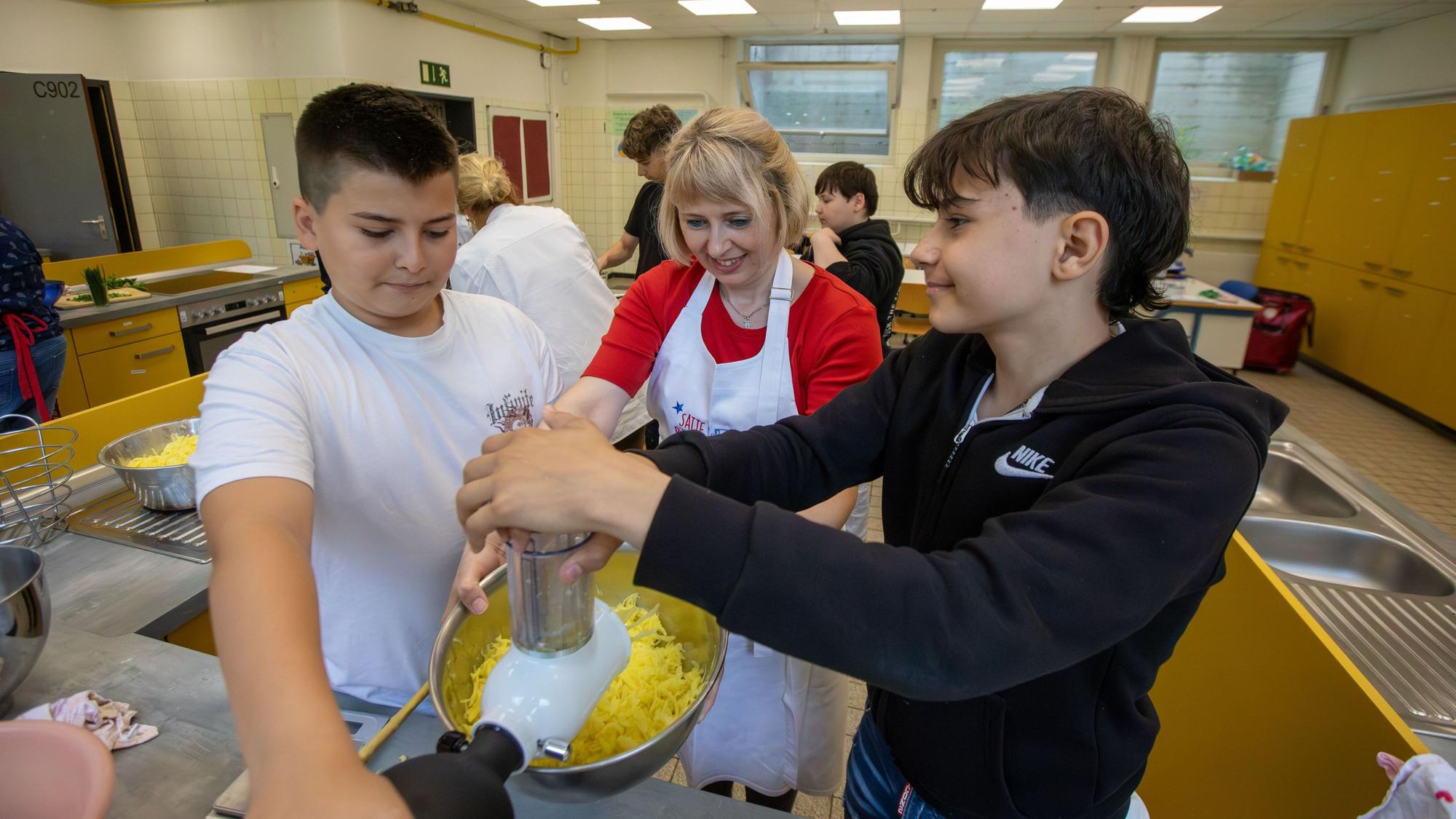 Beim Projekt Grenzgänger der Kopernikus-Hauptschule gehört auch das gemeinsame Kochen dazu.