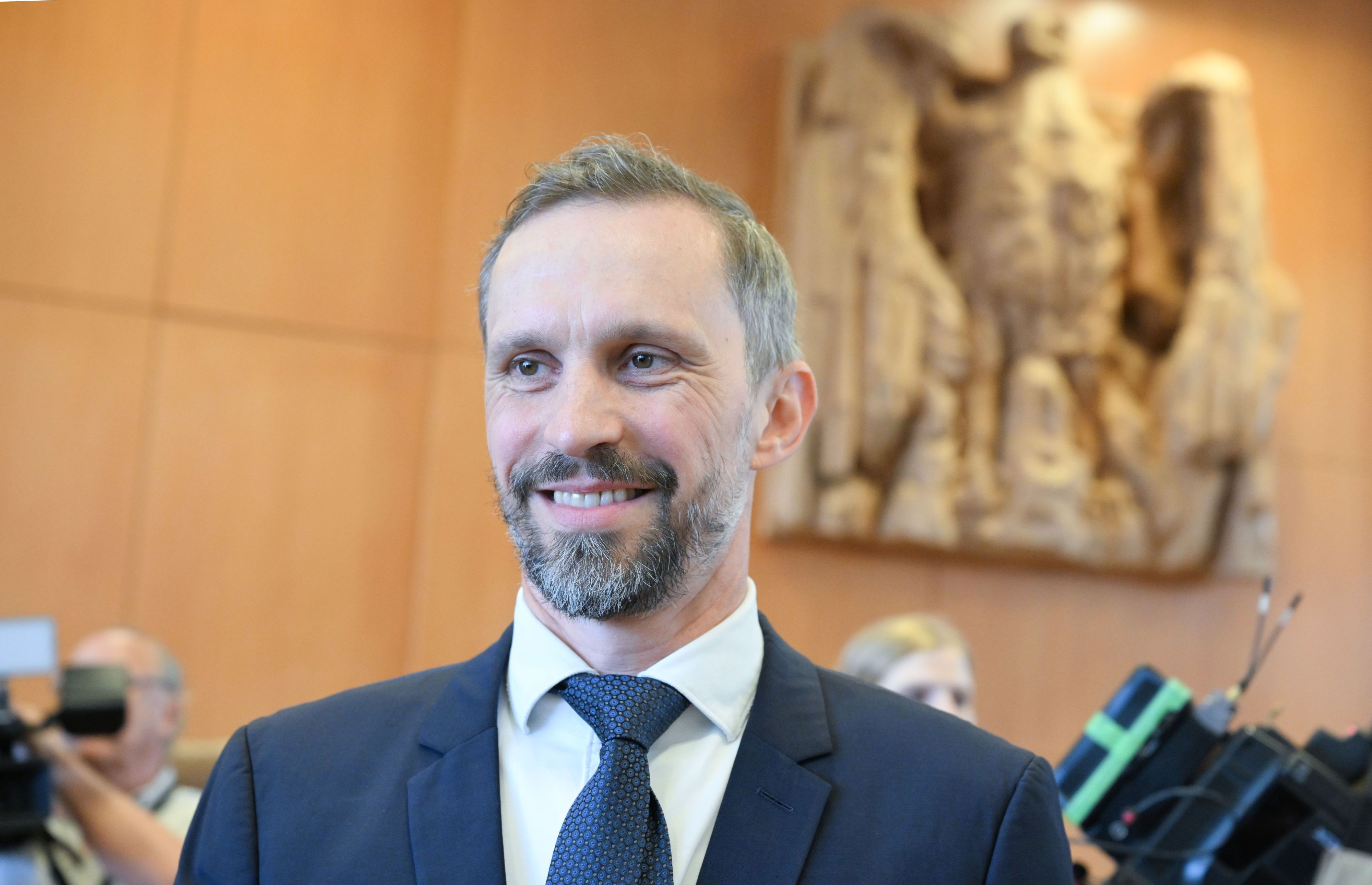Florian Hager, ARD-Vorsitzender und Intendant des Hessischen Rundfunks, steht vor einer Verhandlung über die Rundfunkfinanzierung im Gerichtssaal.