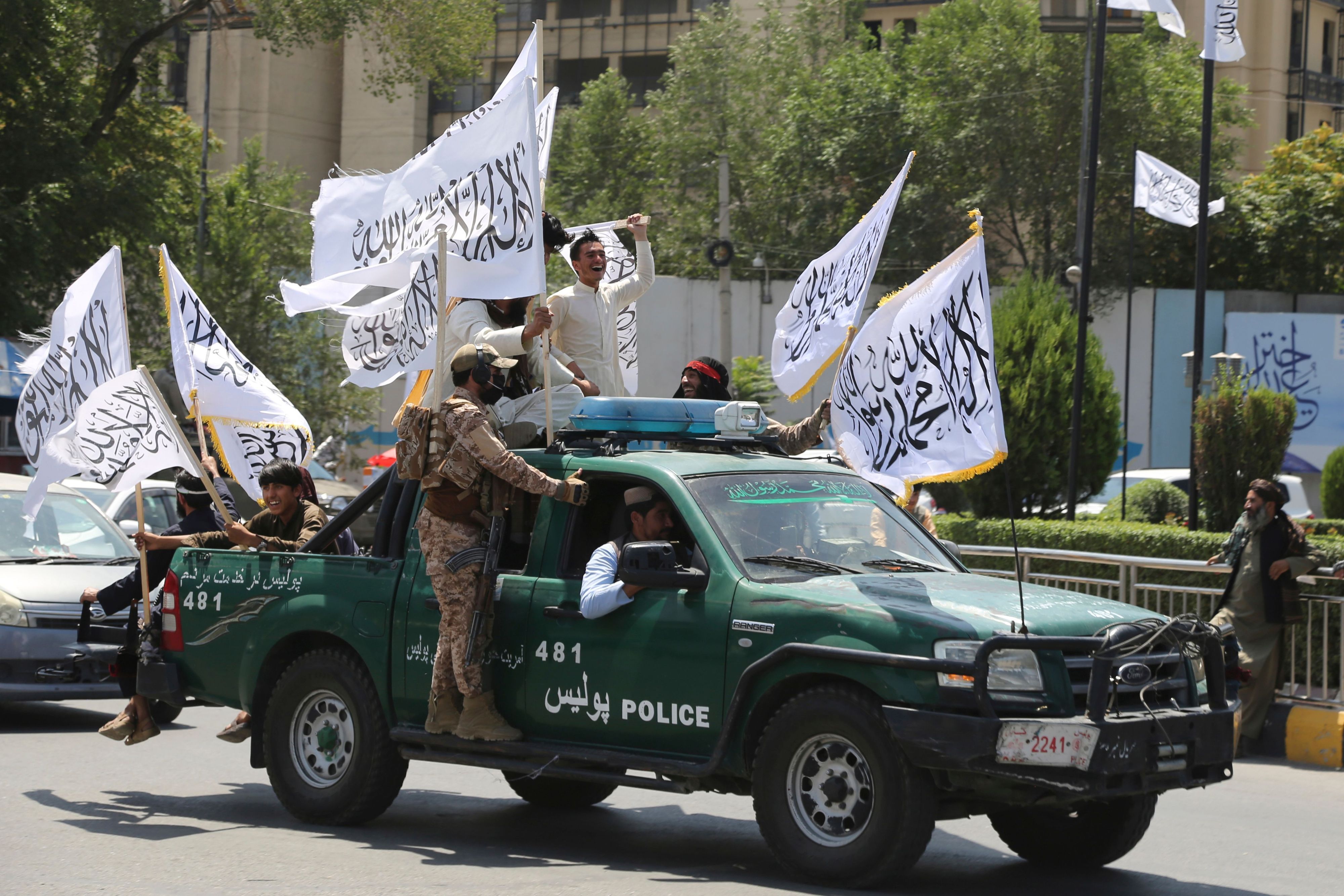 Taliban-Kämpfer feiern den dritten Jahrestag des Abzugs der US-geführten Truppen aus Afghanistan. Aus Europa sollen wieder mehr Menschen in ihre Heimat abgeschoben werden. (Archivbild)