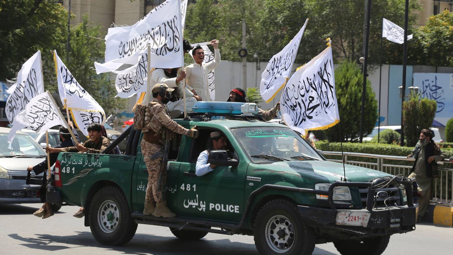 Taliban-Kämpfer feiern den dritten Jahrestag des Abzugs der US-geführten Truppen aus Afghanistan. Aus Europa sollen wieder mehr Menschen in ihre Heimat abgeschoben werden. (Archivbild)