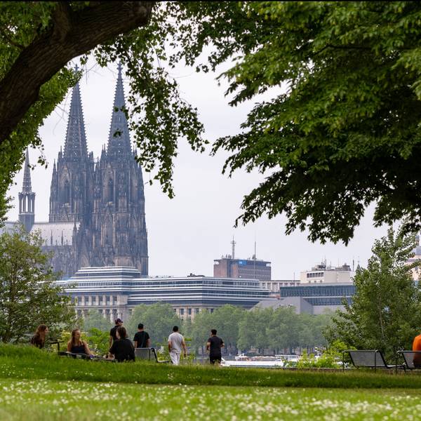 Idylle im Rheinpark mit Blick auf den Dom.