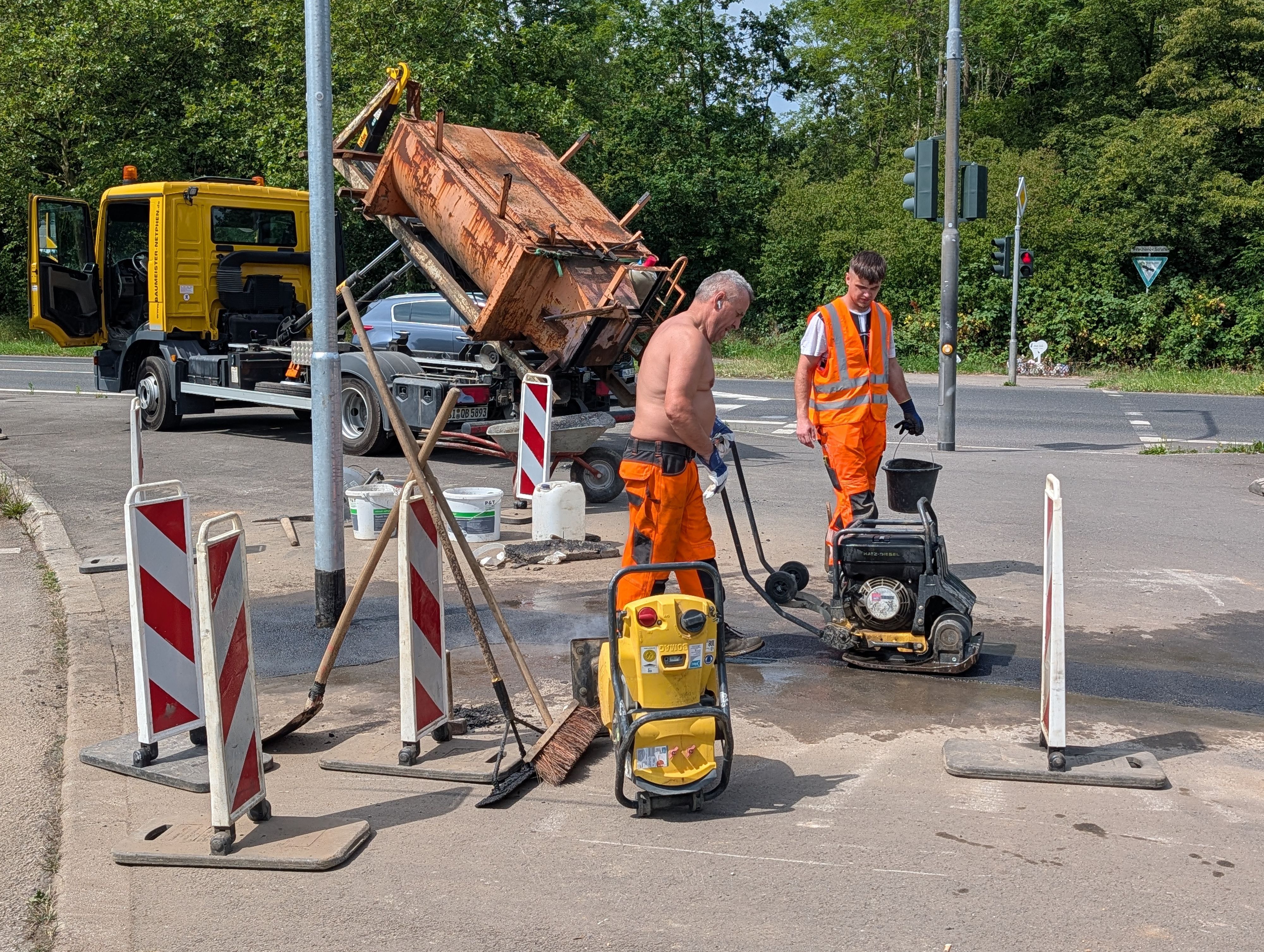 Das Foto zeigt die Bauarbeiten an der Ampelanlage.