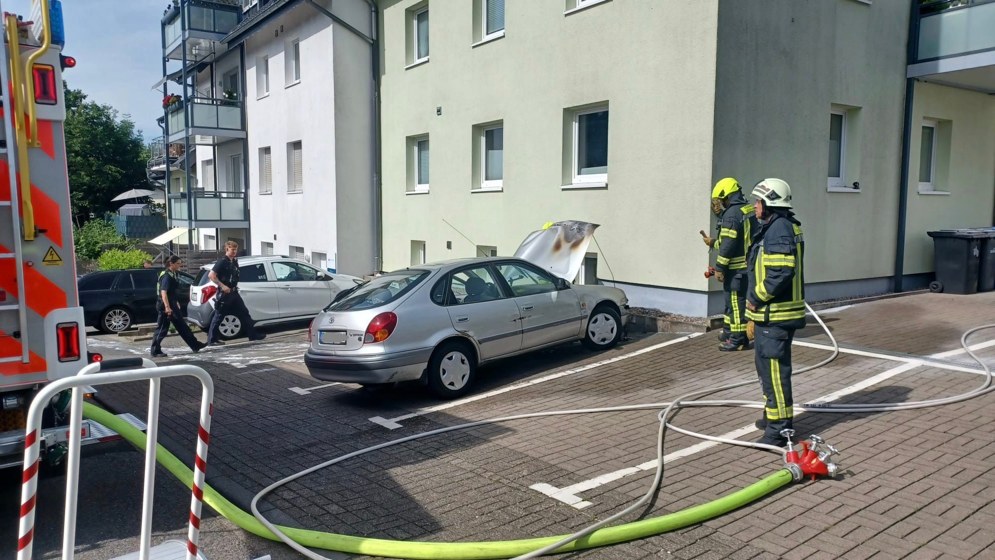 PKW-Brand vor dem Gebäude