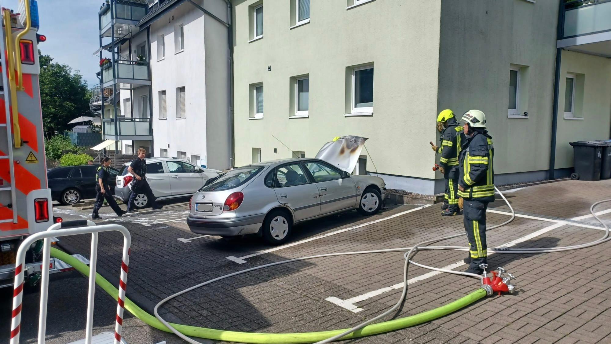 PKW-Brand vor dem Gebäude