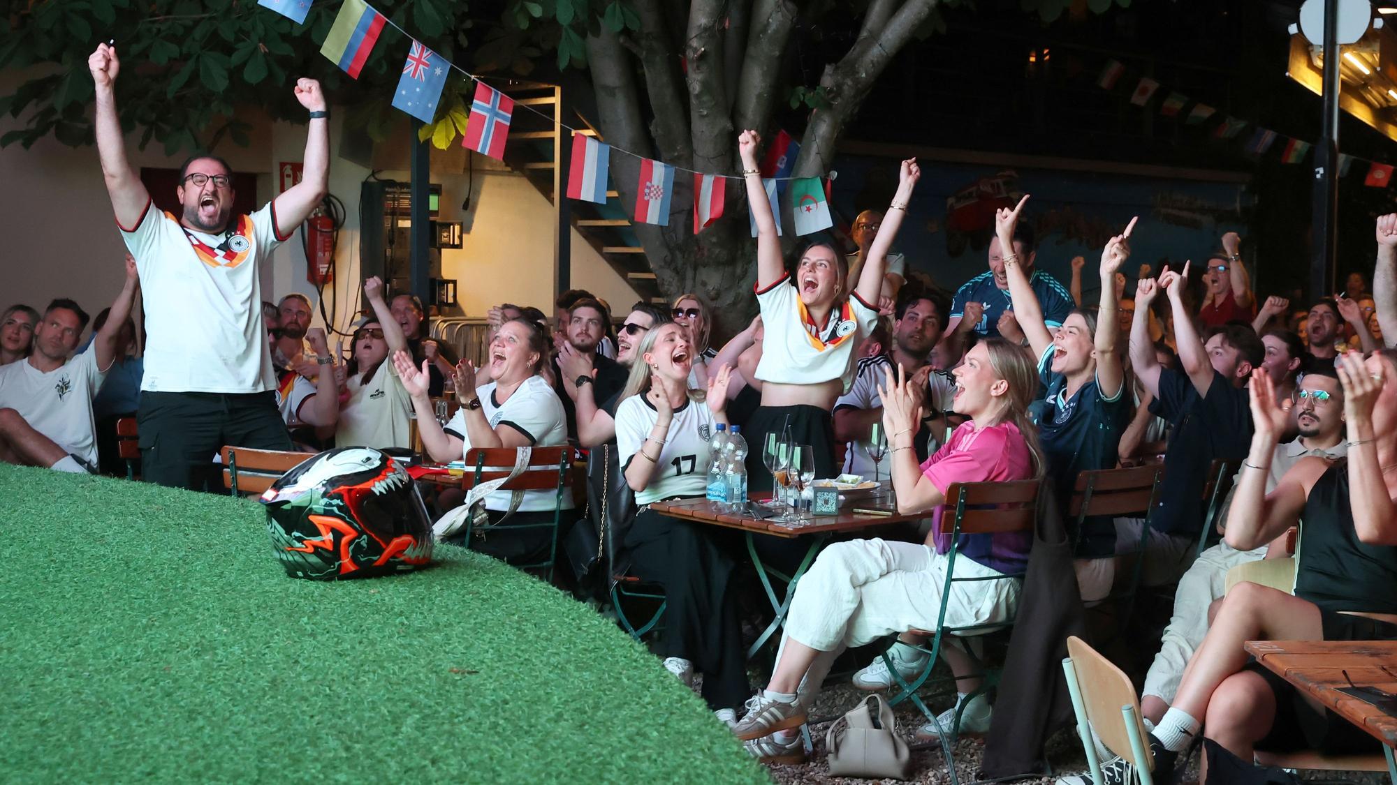 Fans der deutschen Nationalmannschaft verfolgen das Spiel gegen die Elfenbeinküste im Herbrand's.