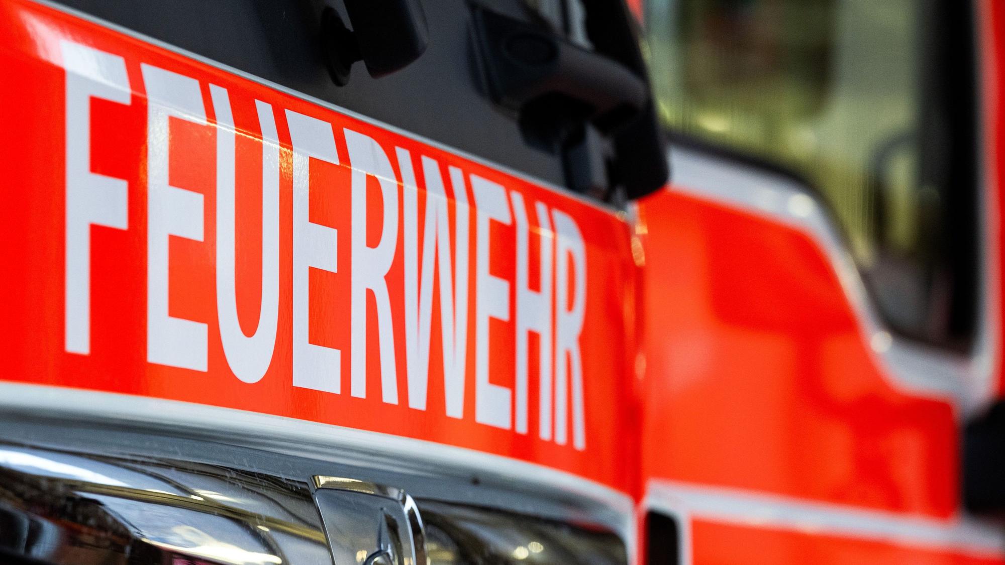 Ein Einsatzfahrzeug mit der Aufschrift «Feuerwehr», aufgenommen nach der traditionellen Pressekonferenz der Berliner Feuerwehr in der Feuerwache Mitte.