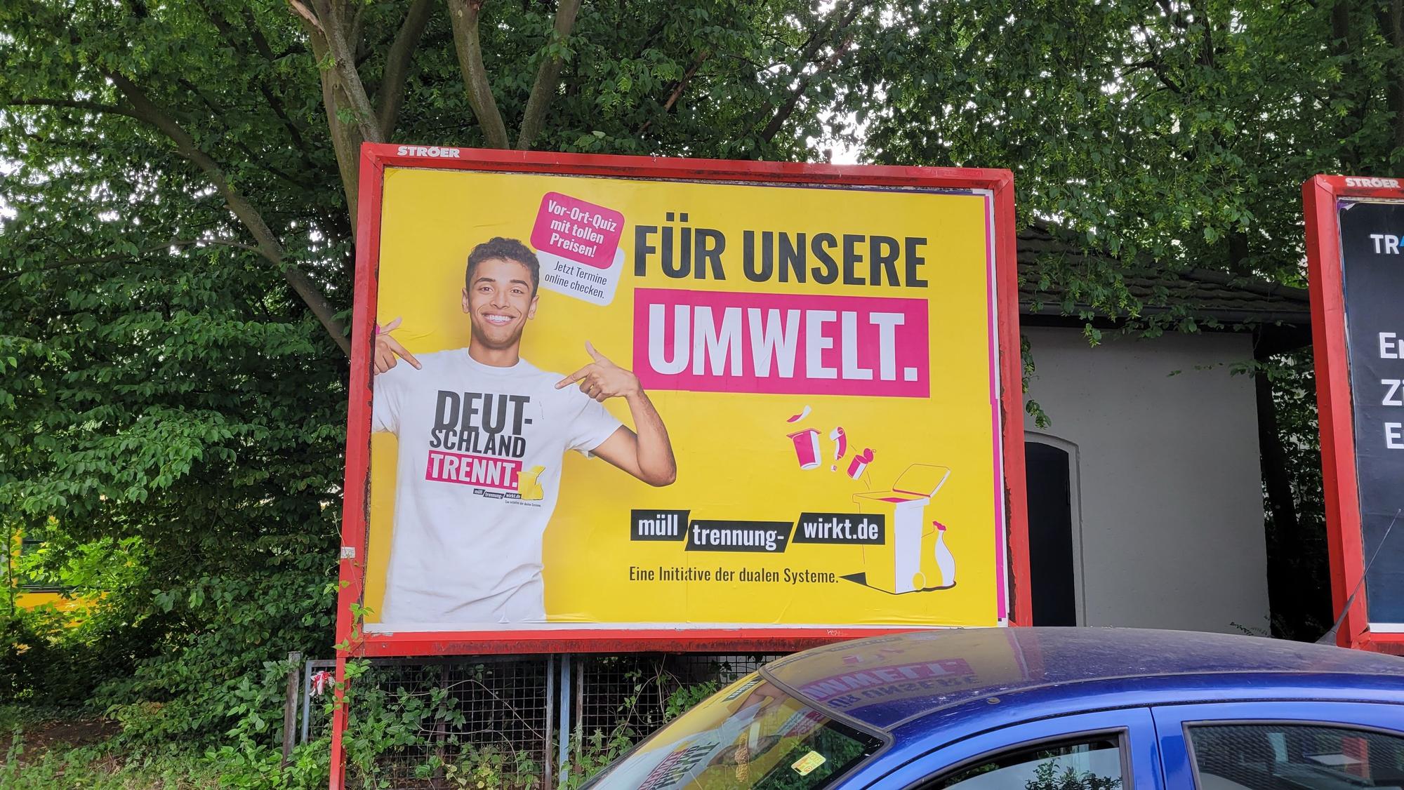 Die Dualen Systeme werben für Mülltrennug - hier eine Reklametafel zum Thema