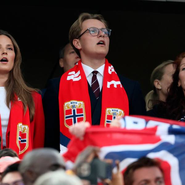 Prinzessin Ingrid Alexandra von Norwegen und ihr Bruder, Prinz Sverre Magnus, auf der Tribüne des „New York New Jersey Stadium“ in East Rutherford. Vor dem WM-Gruppenspiel gegen den Senegal zeigten sich die royalen Geschwister gut gelaunt in den USA.