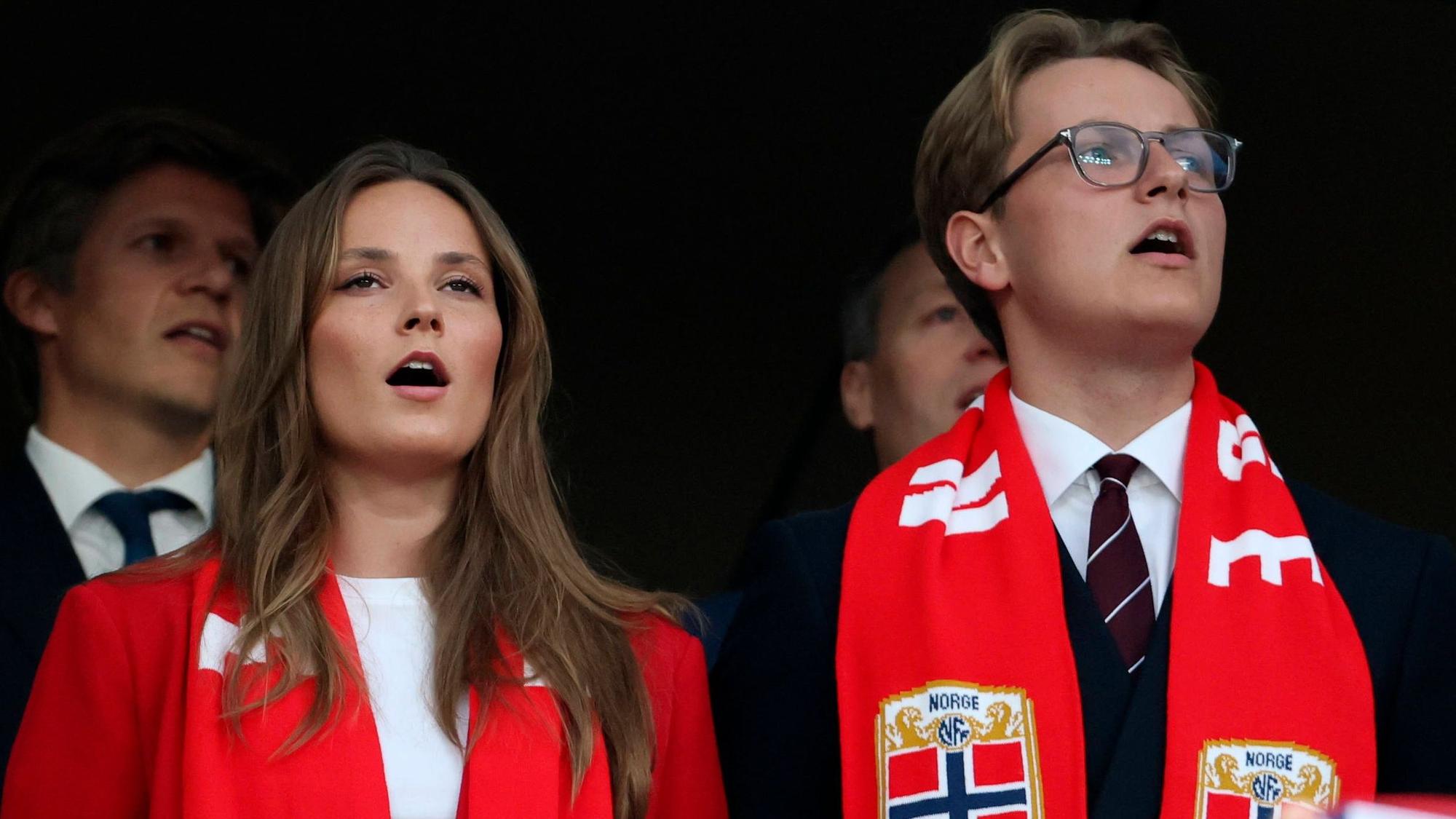 Prinzessin Ingrid Alexandra von Norwegen und ihr Bruder, Prinz Sverre Magnus, auf der Tribüne des „New York New Jersey Stadium“ in East Rutherford. Vor dem WM-Gruppenspiel gegen den Senegal zeigten sich die royalen Geschwister gut gelaunt in den USA.
