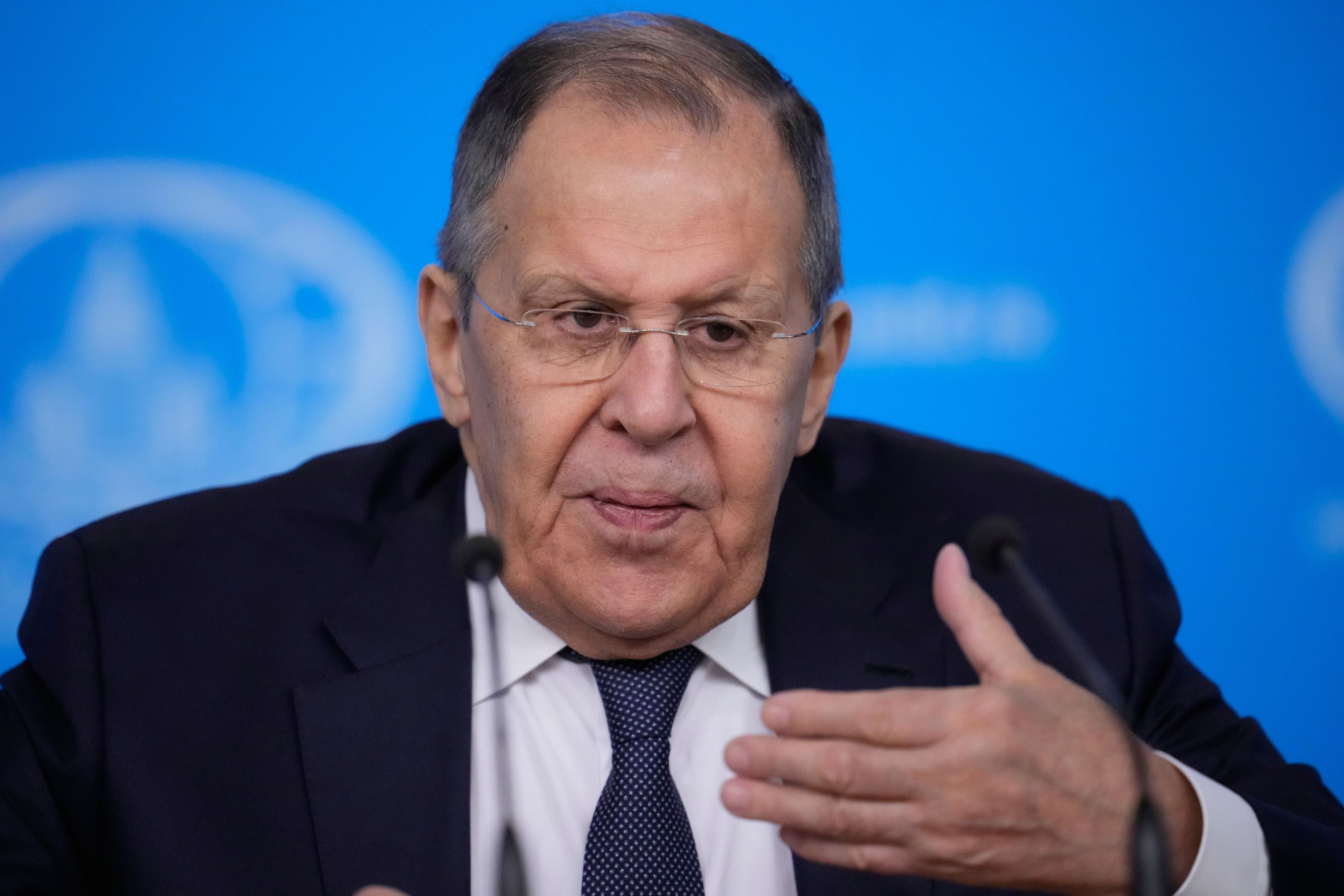Der russische Außenminister Sergej Lawrow gestikuliert während einer Pressekonferenz zu Jahresbeginn. (Archivbild)