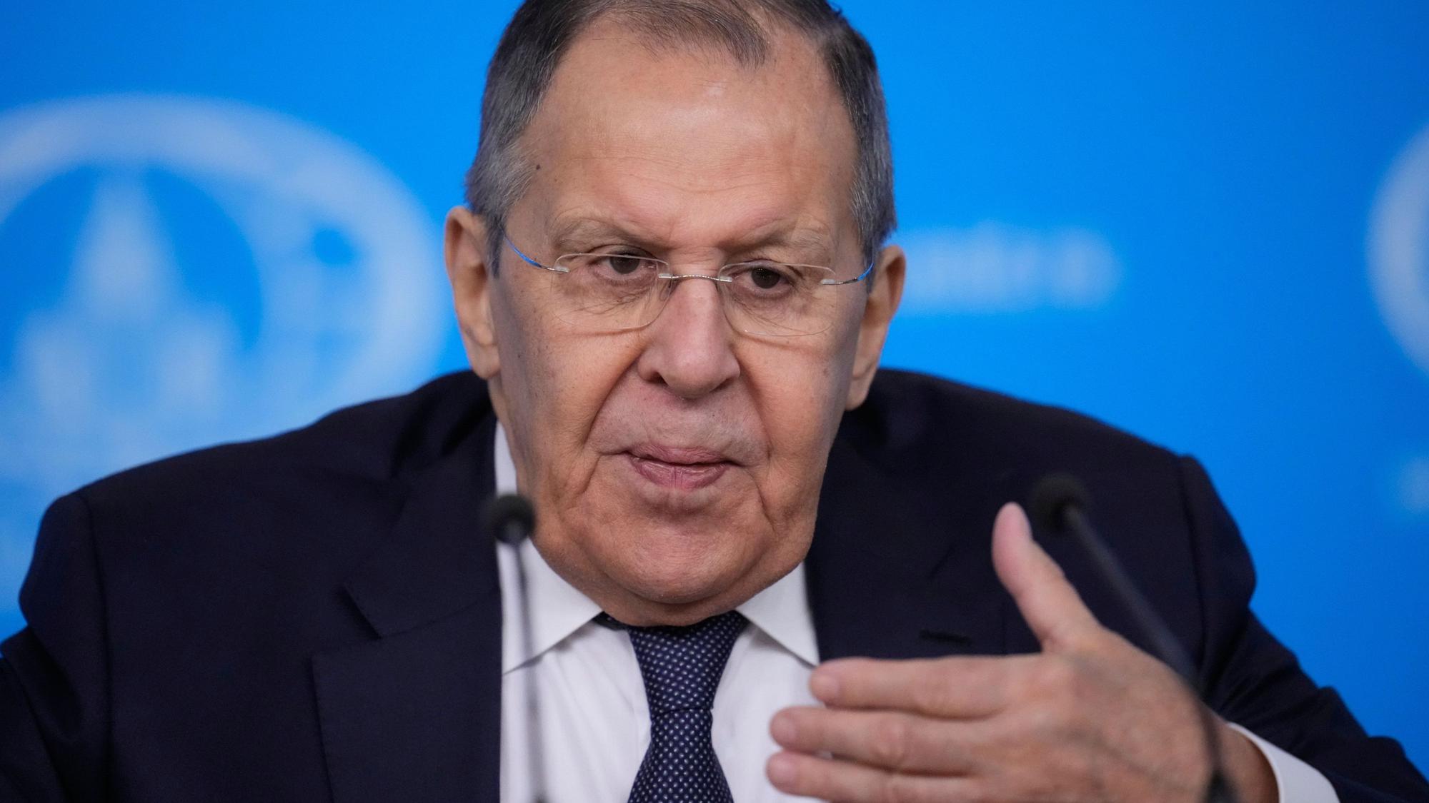 Der russische Außenminister Sergej Lawrow gestikuliert während einer Pressekonferenz zu Jahresbeginn. (Archivbild)