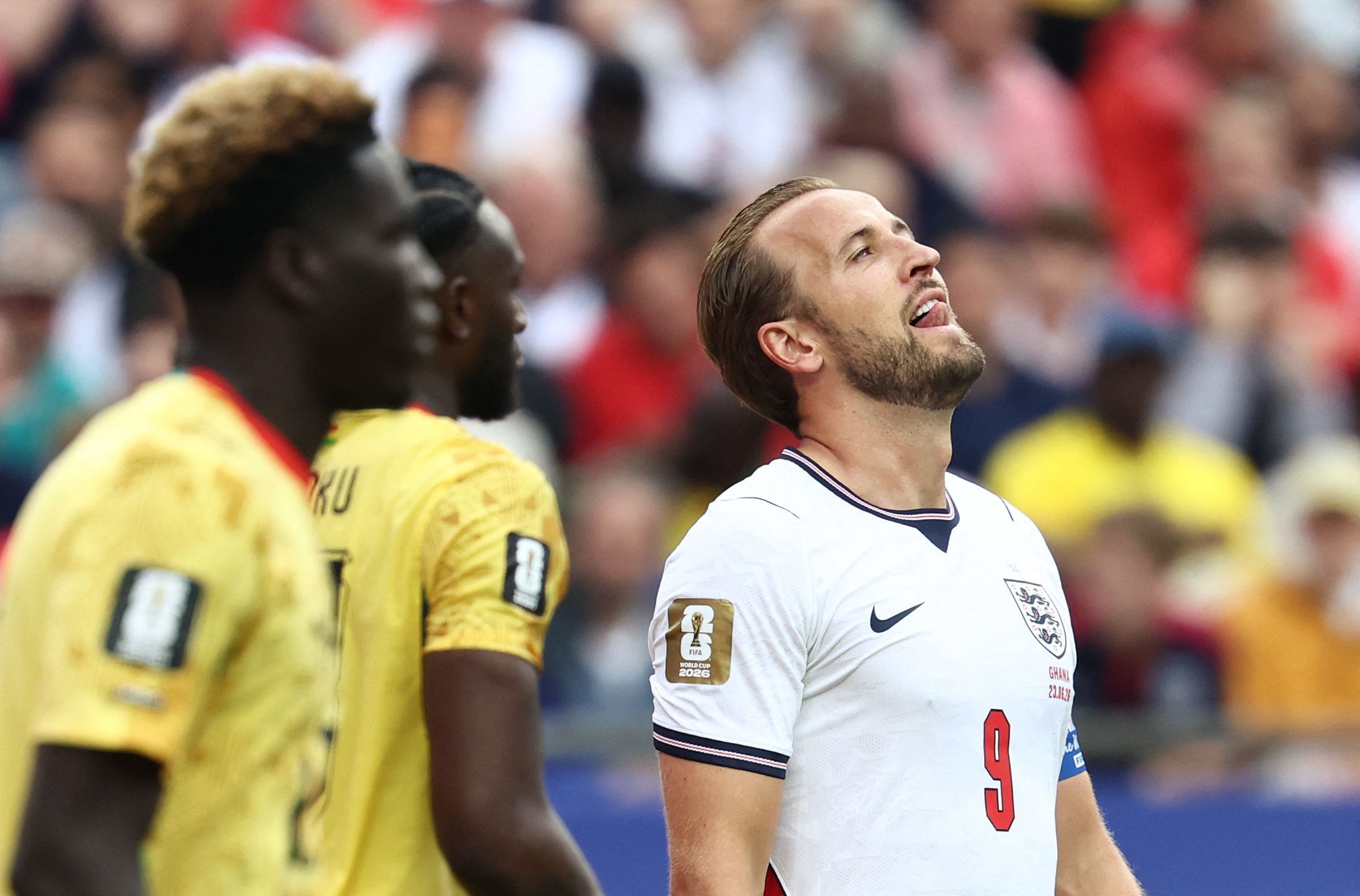 Harry Kane legt den Kopf in den Nacken und streckt die Zunge raus.