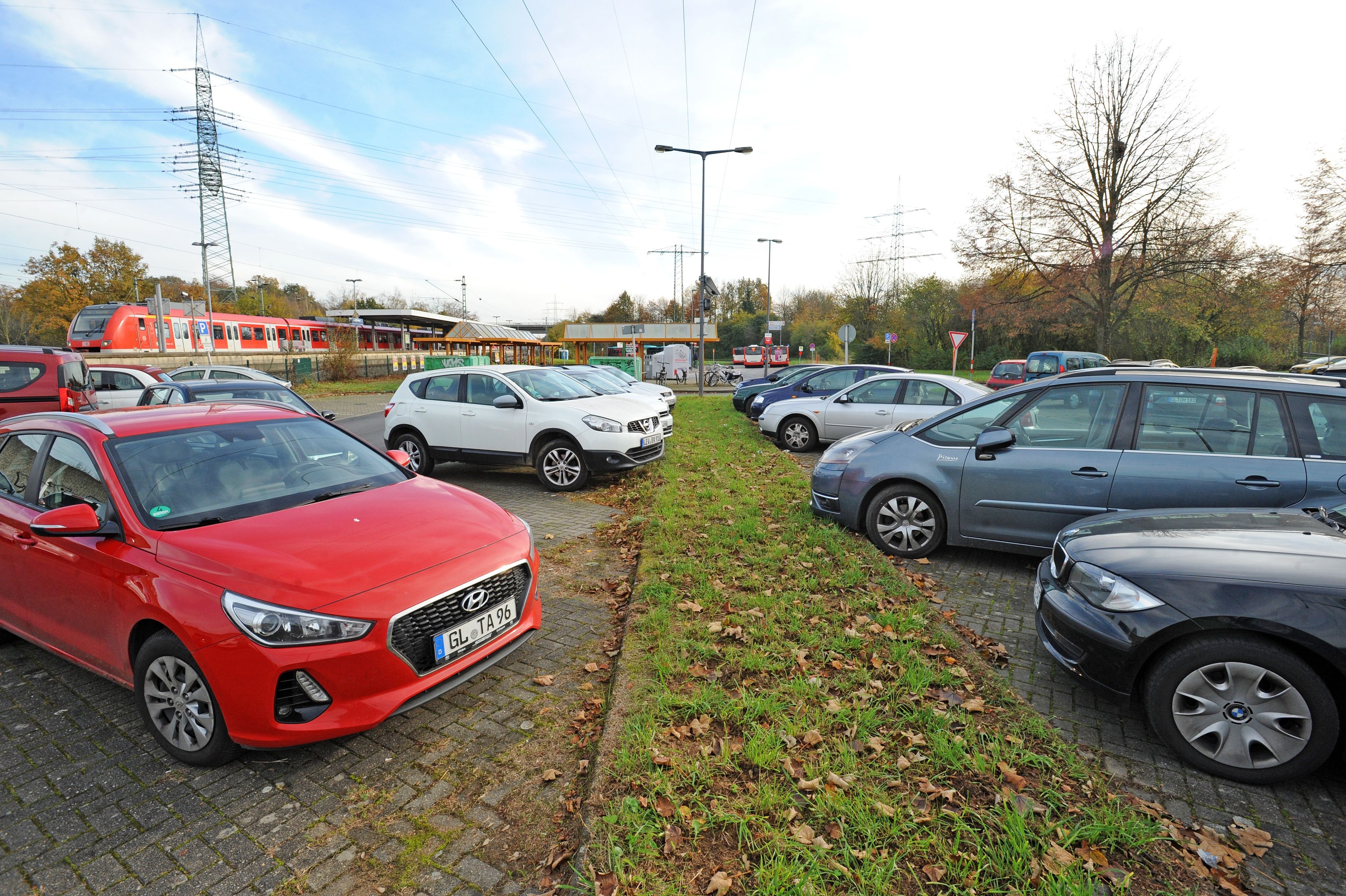 Bahnhof Rheindorf Auto- und Fahrradparkplätze
Foto: Britta Berg