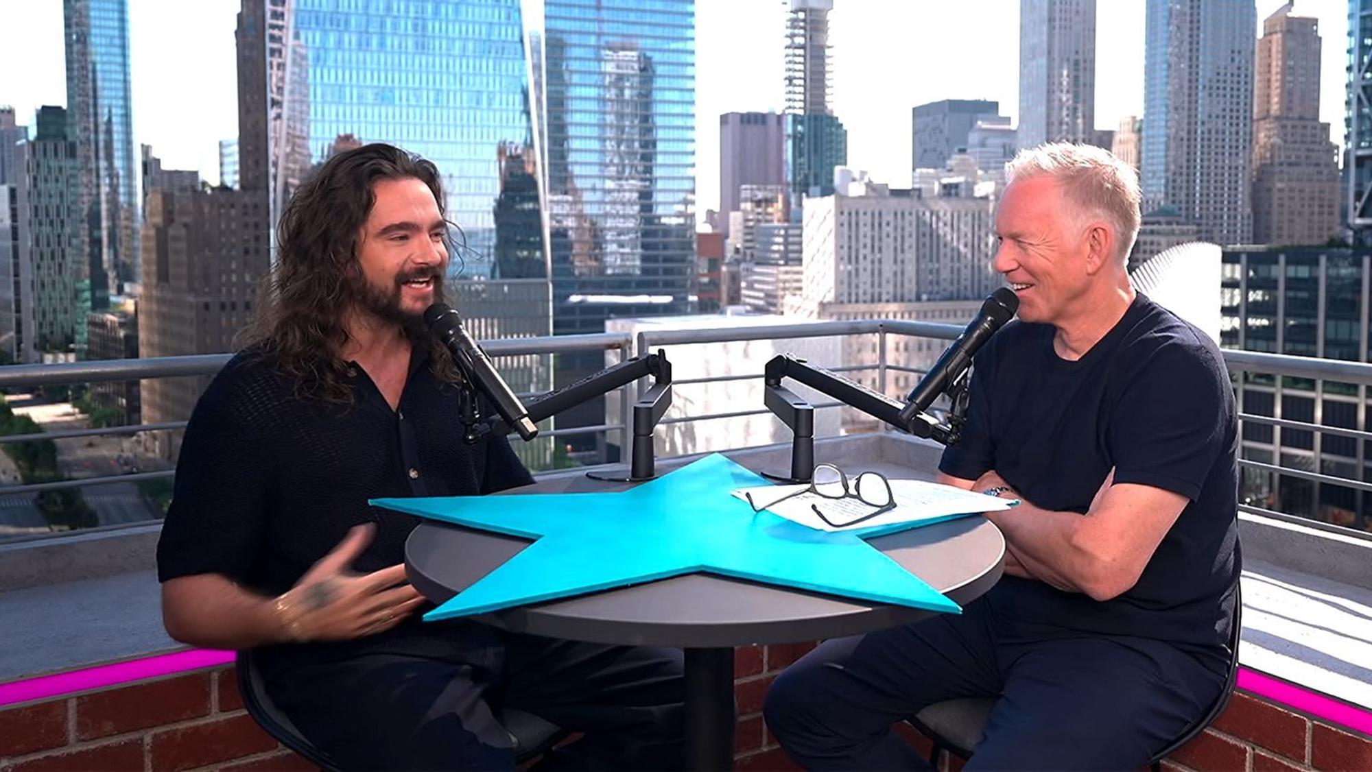 Im Talk-Format „Bestbesetzung“ empfing Moderator Johannes B. Kerner (rechts) dieses Mal Tom Kaulitz. (Bild: MagentaTV)