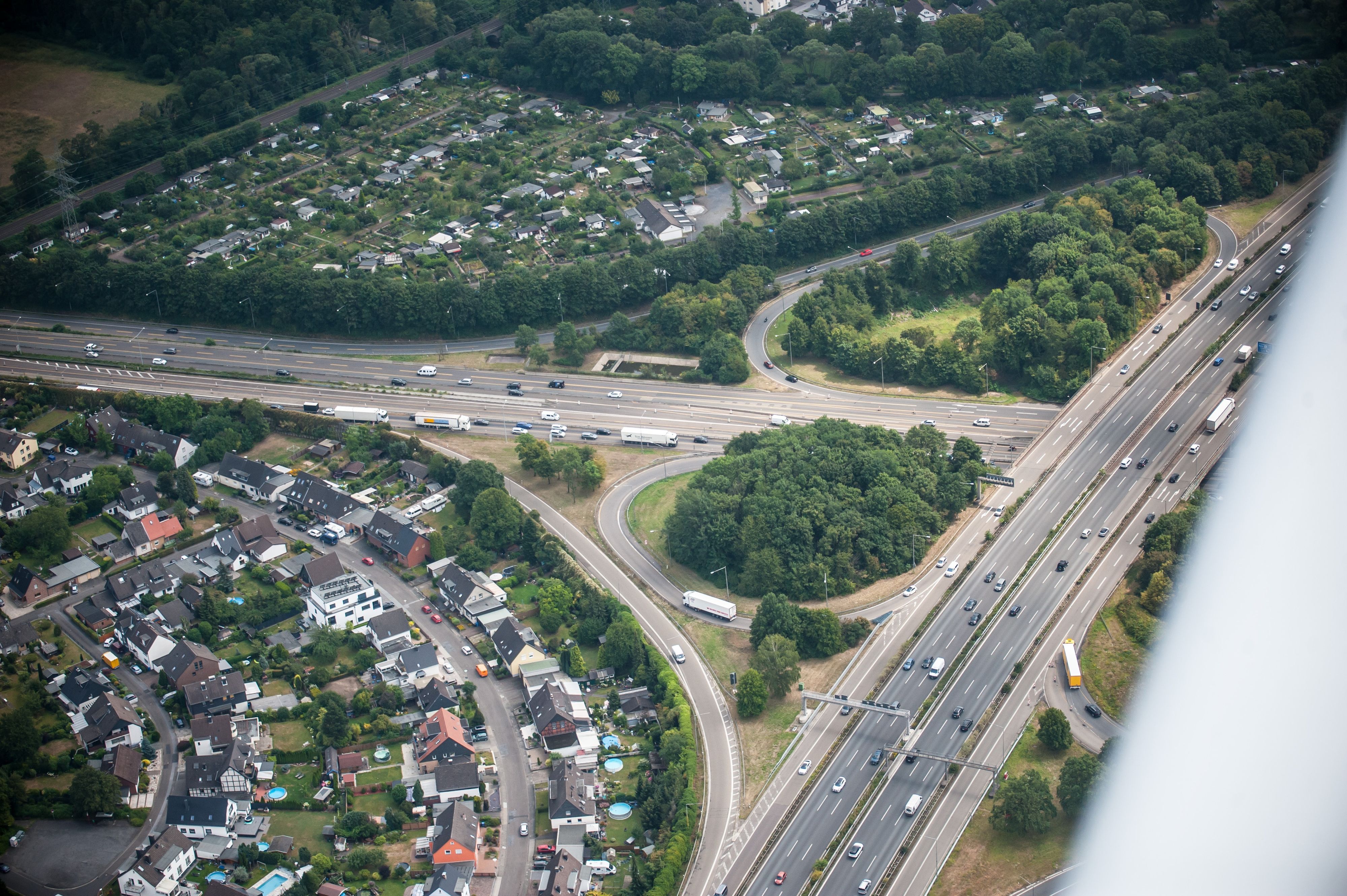 Autobahnkreuz leverkusen, A1, A3, Kleingartenverein bernshecke. Foto: Ralf Krieger