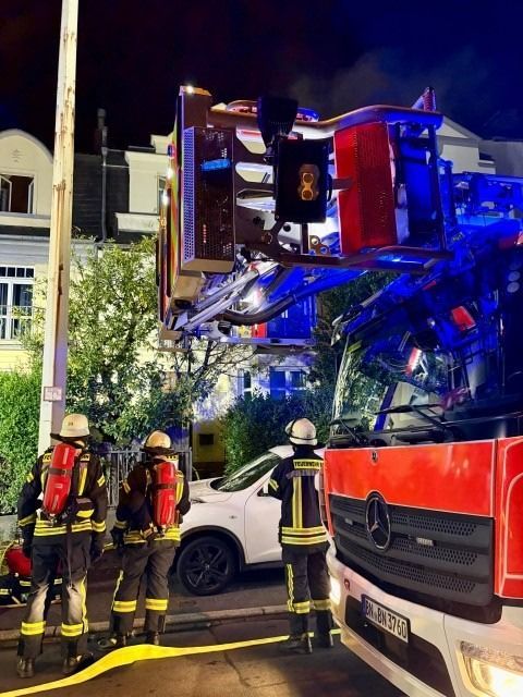 Einsatz-in-der-Nacht-Feuer-in-K-che-in-Einfamilienhaus-in-der-Bonner-S-dstadt