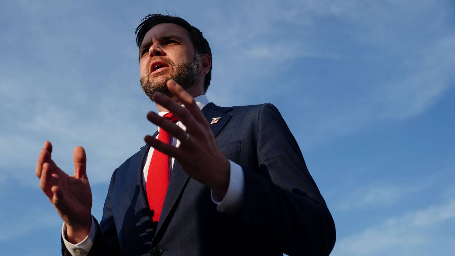 Der US-Vizepräsident JD Vance spricht auf dem Militärflugplatz Emmen mit Medienvertretern, bevor er an Bord der «Air Force Two» geht, nachdem die USA und der Iran auf dem Gipfel am Vierwaldstättersee Gespräche auf hoher Ebene geführt hatten.