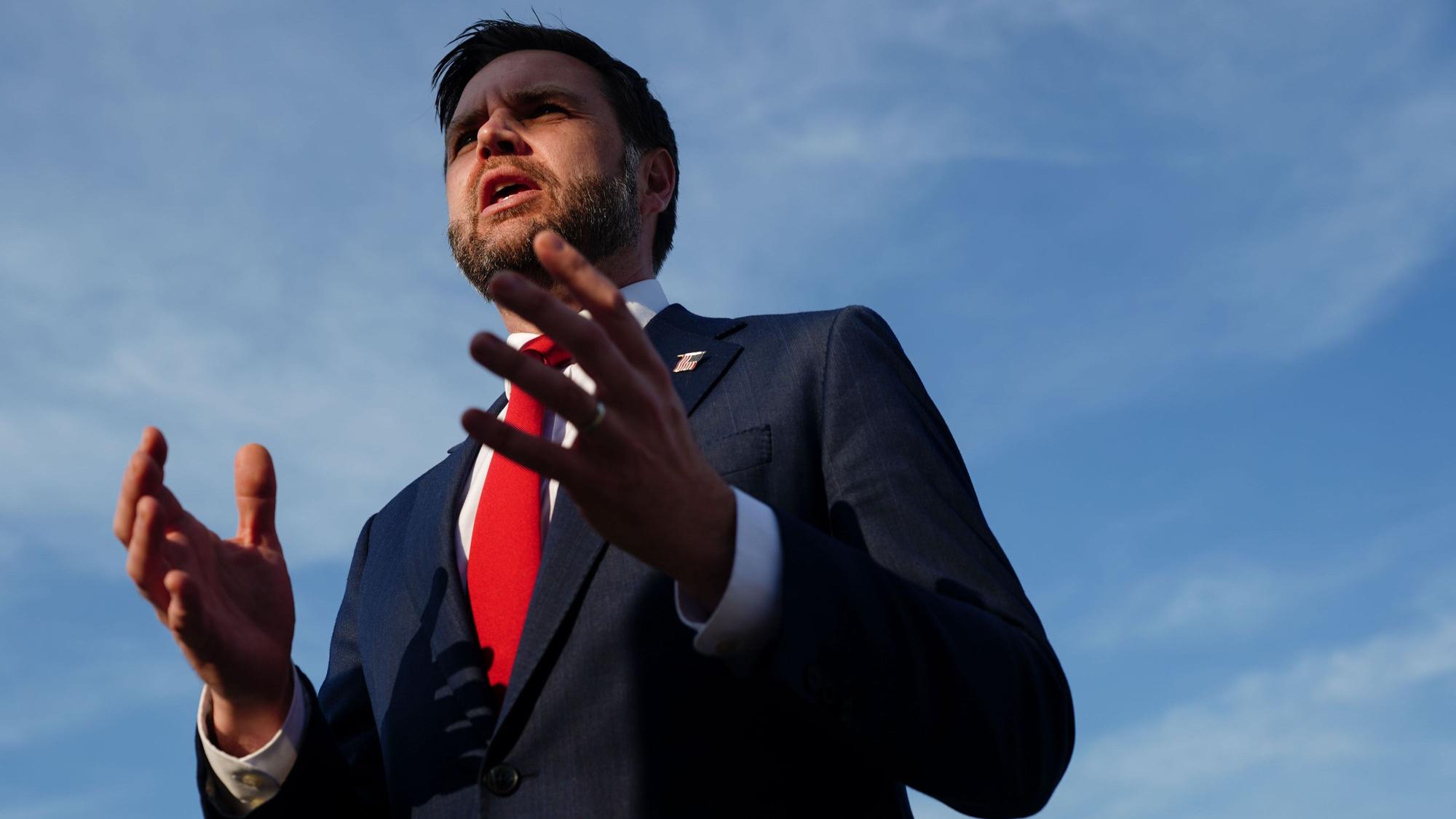 Der US-Vizepräsident JD Vance spricht auf dem Militärflugplatz Emmen mit Medienvertretern, bevor er an Bord der «Air Force Two» geht, nachdem die USA und der Iran auf dem Gipfel am Vierwaldstättersee Gespräche auf hoher Ebene geführt hatten.