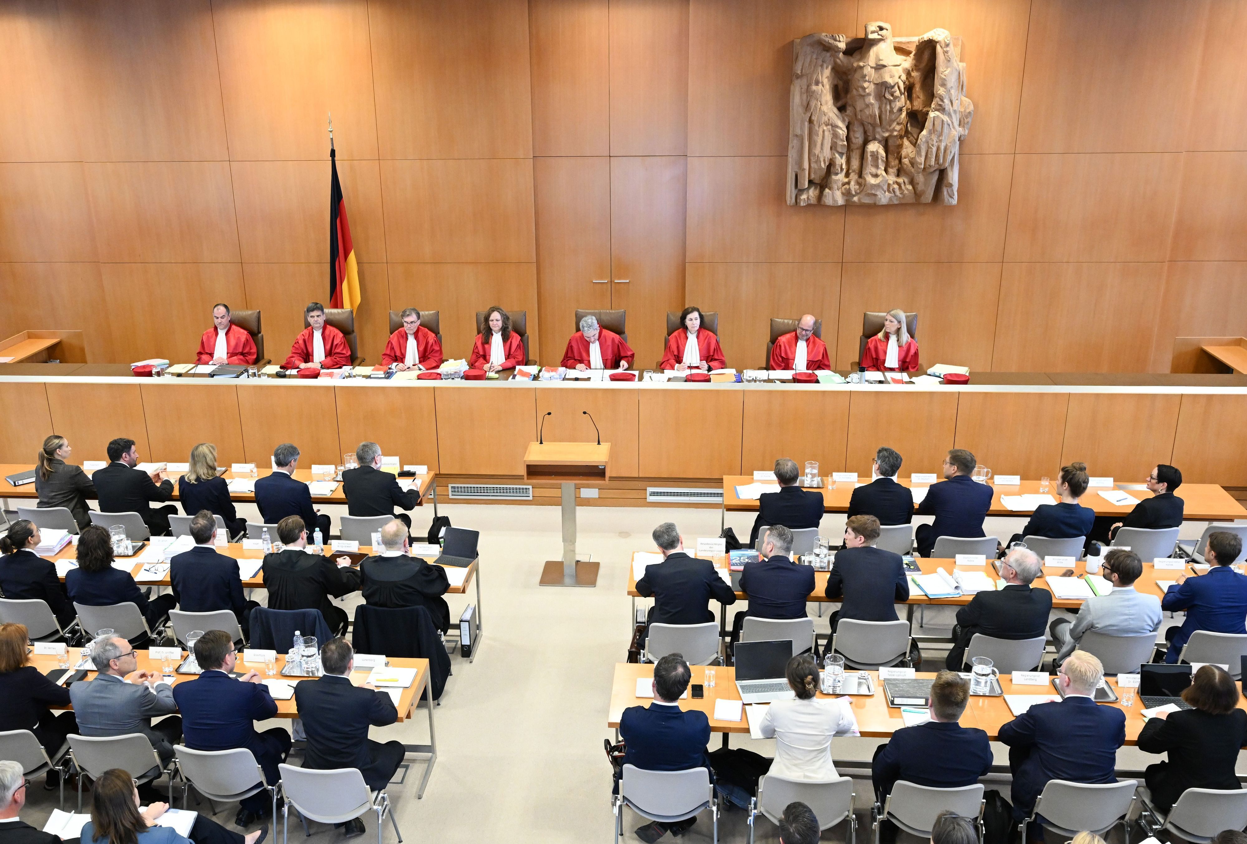 Das Bundesverfassungsgericht verhandelt zur Rundfunkfinanzierung, Verfassungsbeschwerden des ZDF sowie der neun Rundfunkanstalten der ARD richten sich gegen das Unterlassen einer Erhöhung des Rundfunkbeitrags ab 1. Januar 2025. Ein Urteil wird erst in einigen Monaten erwartet.