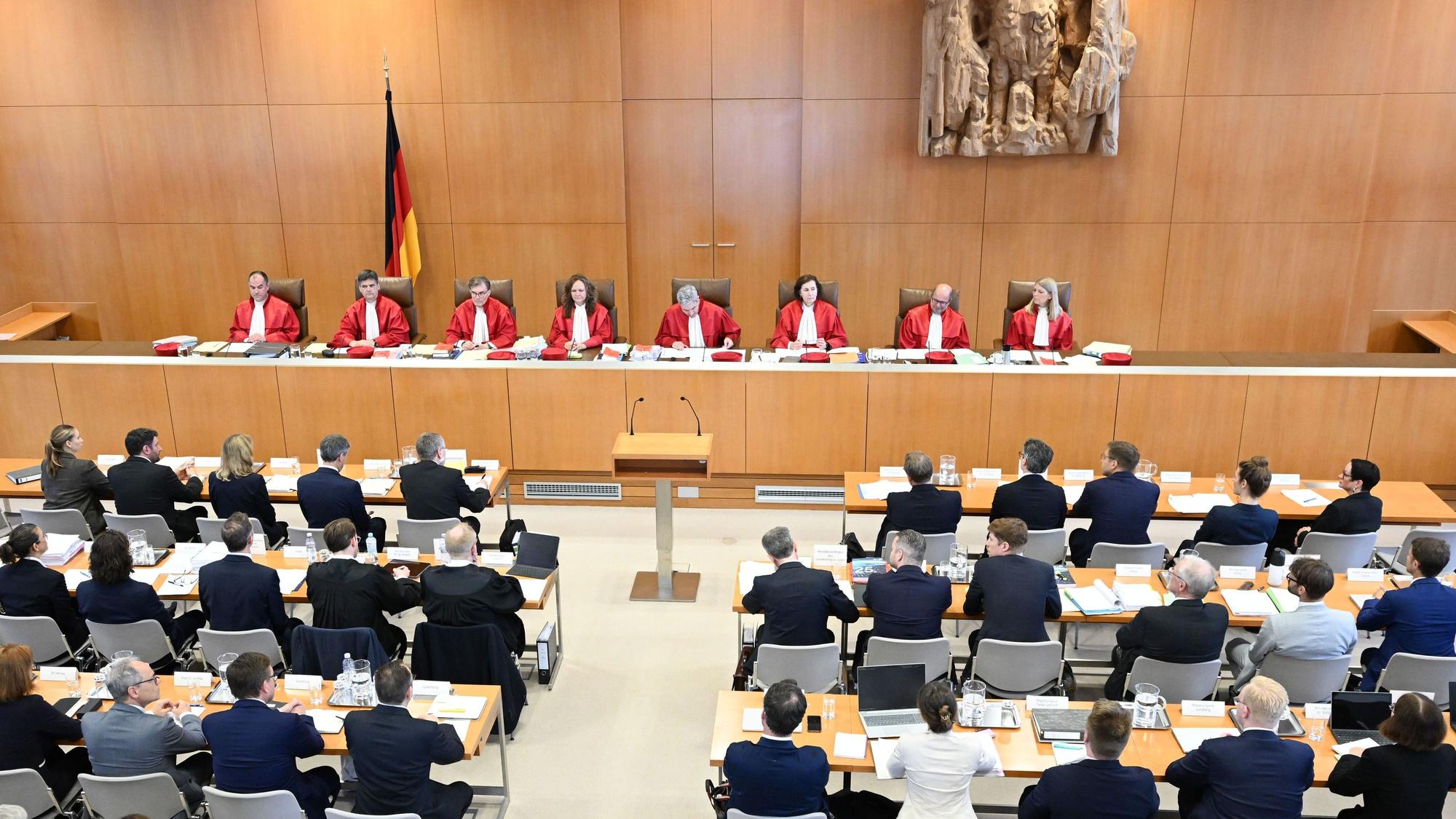 Das Bundesverfassungsgericht verhandelt zur Rundfunkfinanzierung, Verfassungsbeschwerden des ZDF sowie der neun Rundfunkanstalten der ARD richten sich gegen das Unterlassen einer Erhöhung des Rundfunkbeitrags ab 1. Januar 2025. Ein Urteil wird erst in einigen Monaten erwartet.