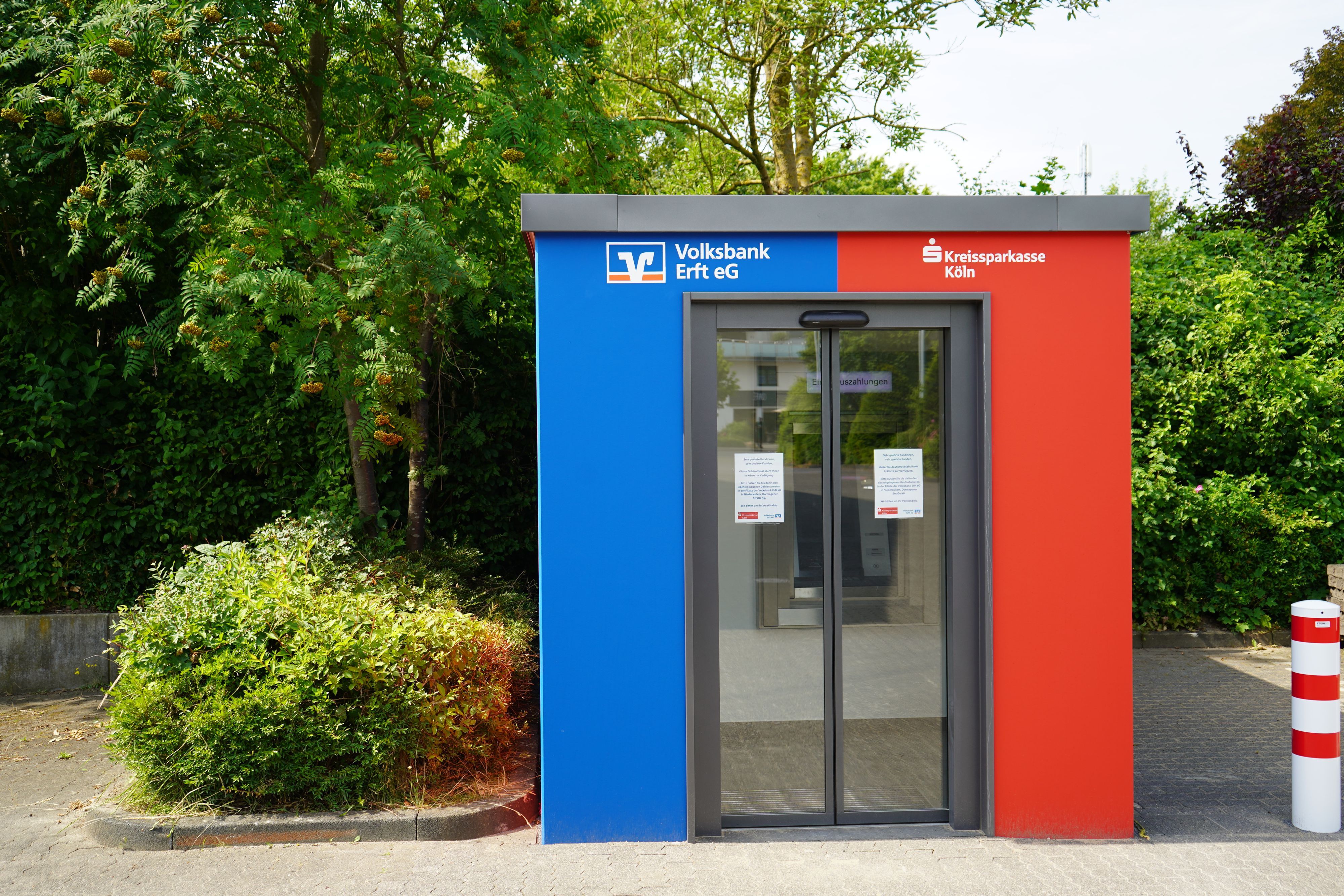 Das Bild zeigt den rot-blauen Selbstbedienungs-Pavillon auf dem Aldi-Parkplatz.