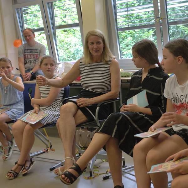Das Foto zeigt die Wipperfürther Bürgermeisterin Anne Loth in der Runde der EvB-Fünftklässler.