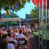Fußball-Fans verfolgen das Spiel Deutschland gegen die Elfenbeinküste im Herbrand's Biergarten.