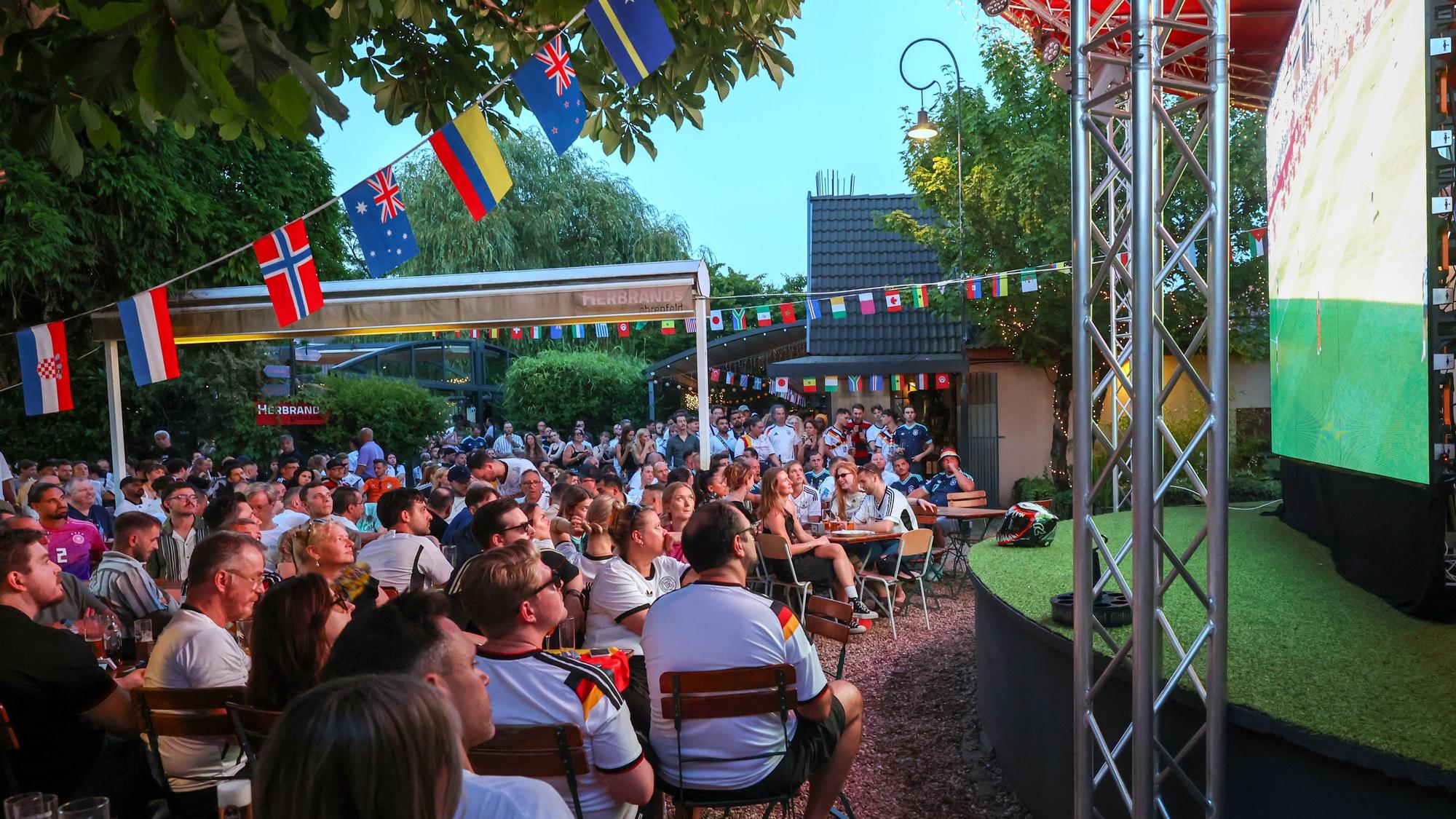 Fußball-Fans verfolgen das Spiel Deutschland gegen die Elfenbeinküste im Herbrand's Biergarten.