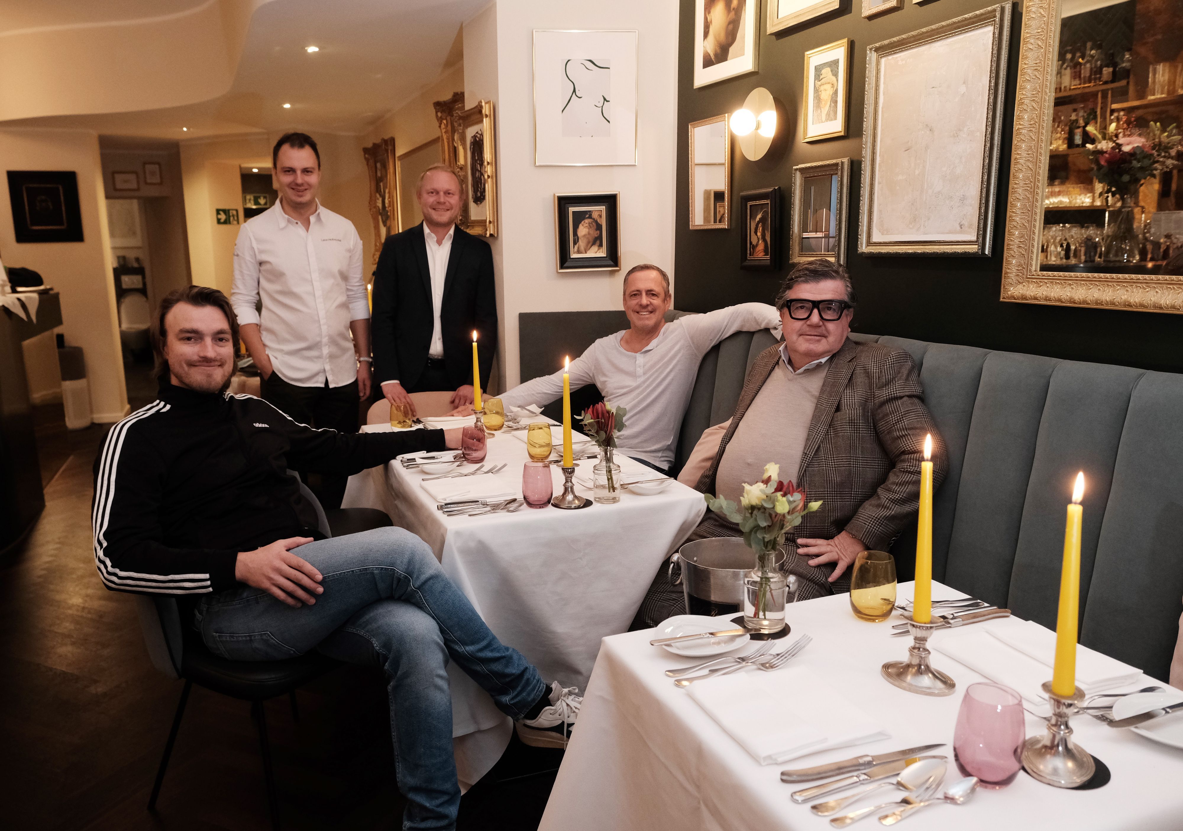 19.11.2021, Köln: Geschmackssache Carten Henn "La Societé". V.l. Torben Schuster, Leon Hofmockel, Christoph Barciaga, Stefan Helfrich, Peter Hesseler. Foto: Max Grönert
