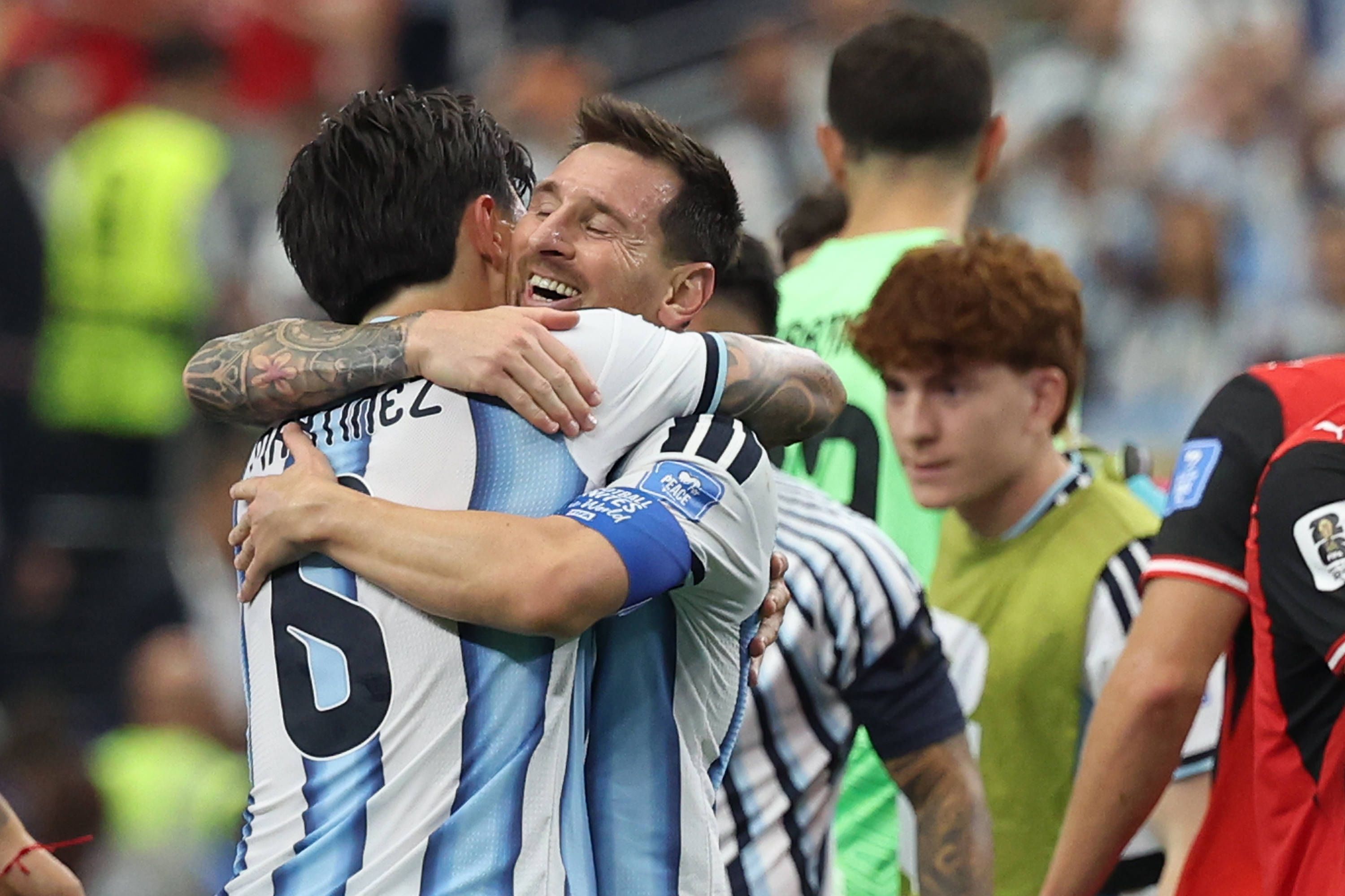 Lisandro Martinez dankt seinem Kapitän und Torschützen Lionel Messi.