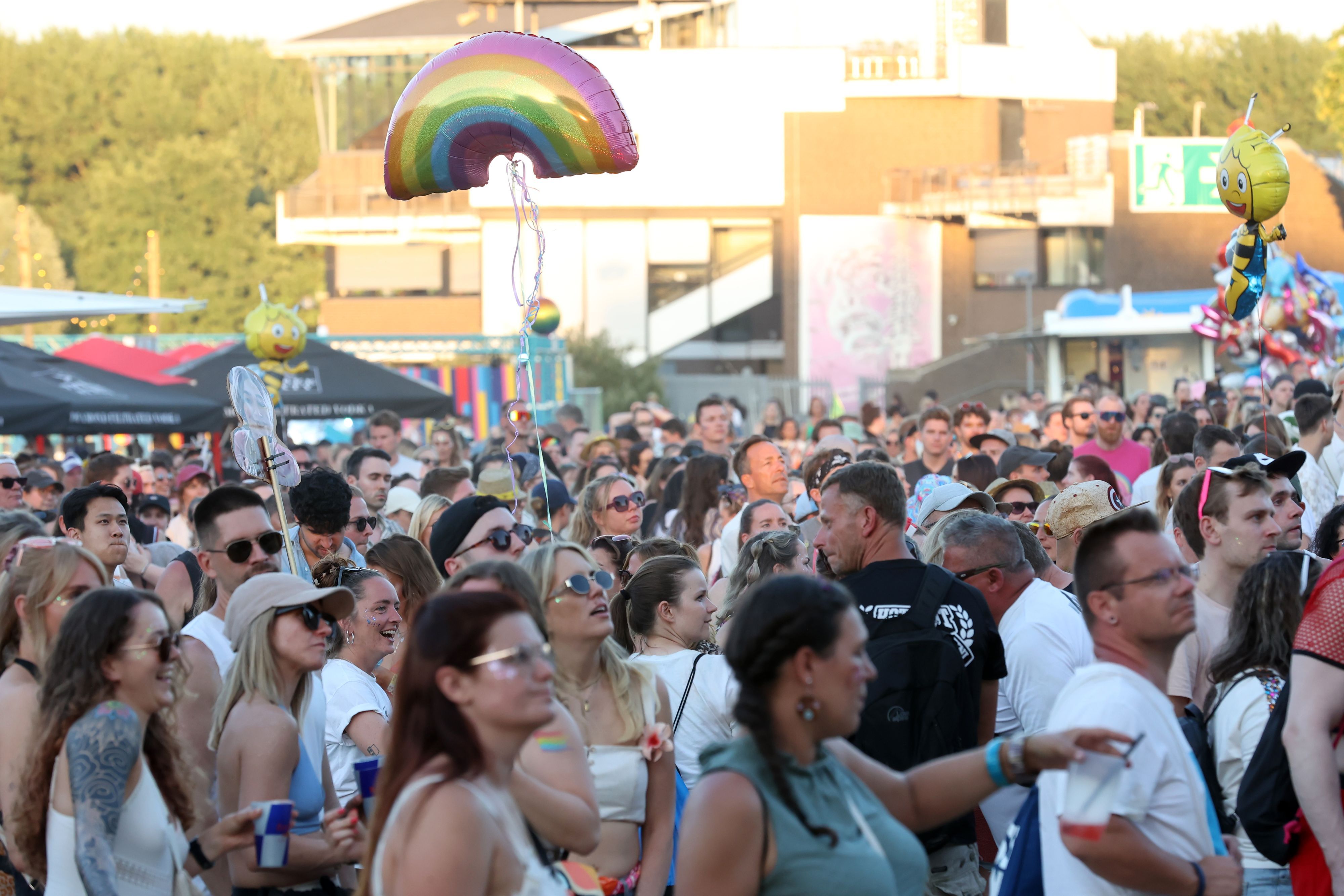 Besuchende beim Rainbow-Festival. Es findet am Fühlinger See statt. (Archivbild 2025)