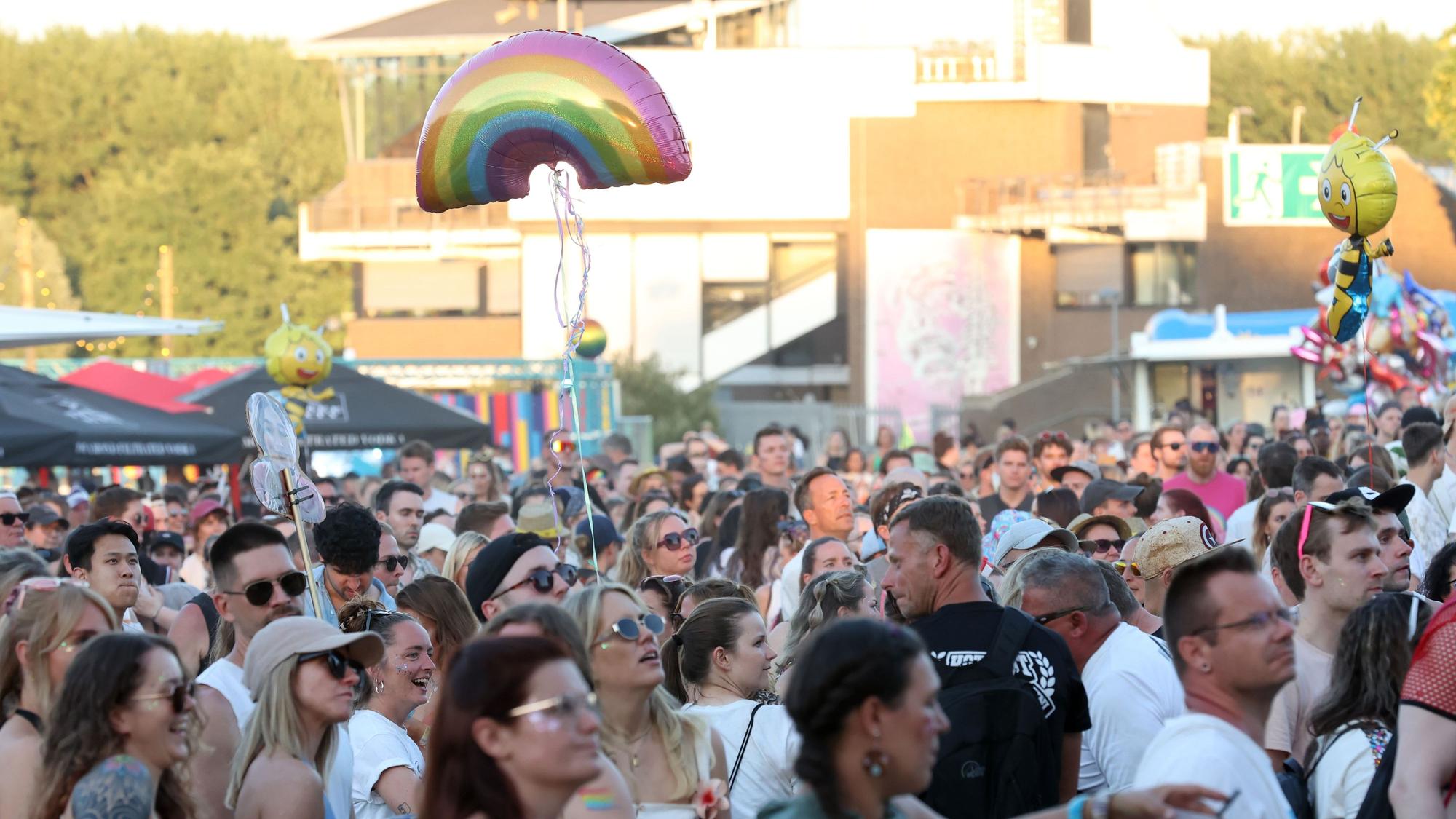 Besuchende beim Rainbow-Festival. Es findet am Fühlinger See statt. (Archivbild 2025)