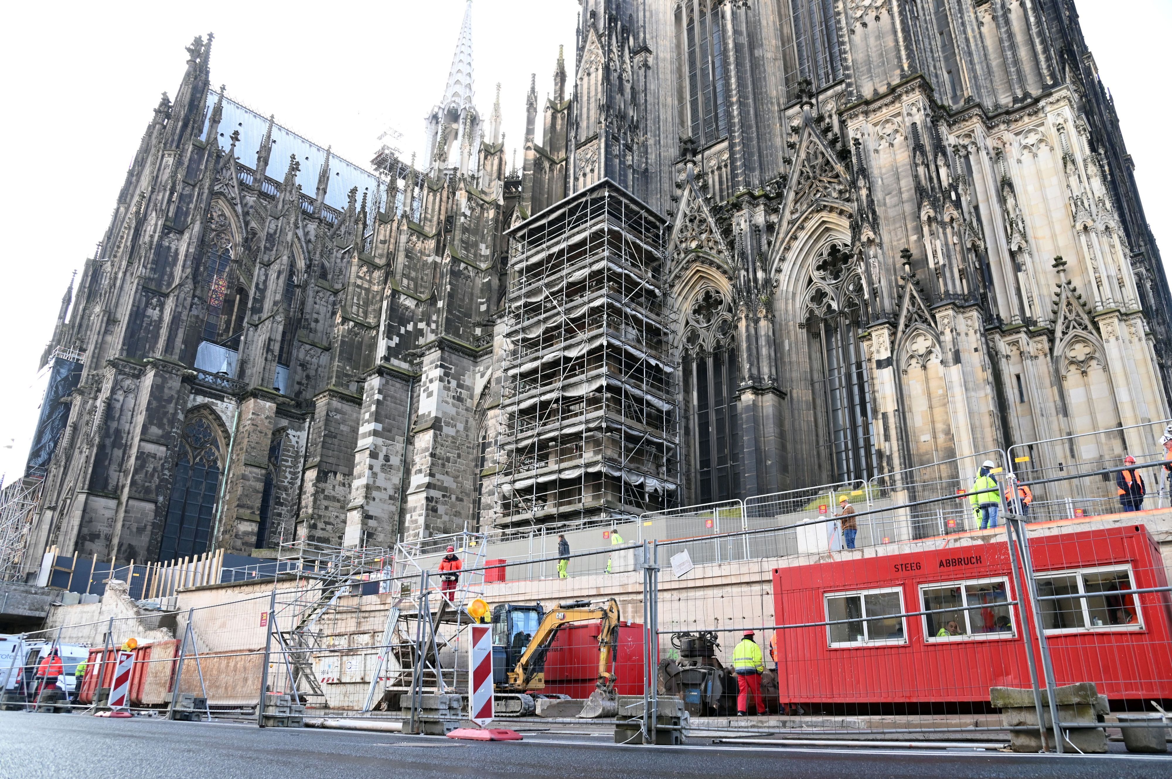 Die Bauarbeiten am Domsockel entlang der Trankgasse laufen.