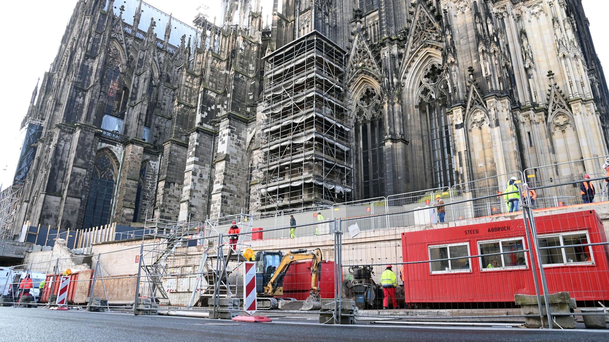 Die Bauarbeiten am Domsockel entlang der Trankgasse laufen.
