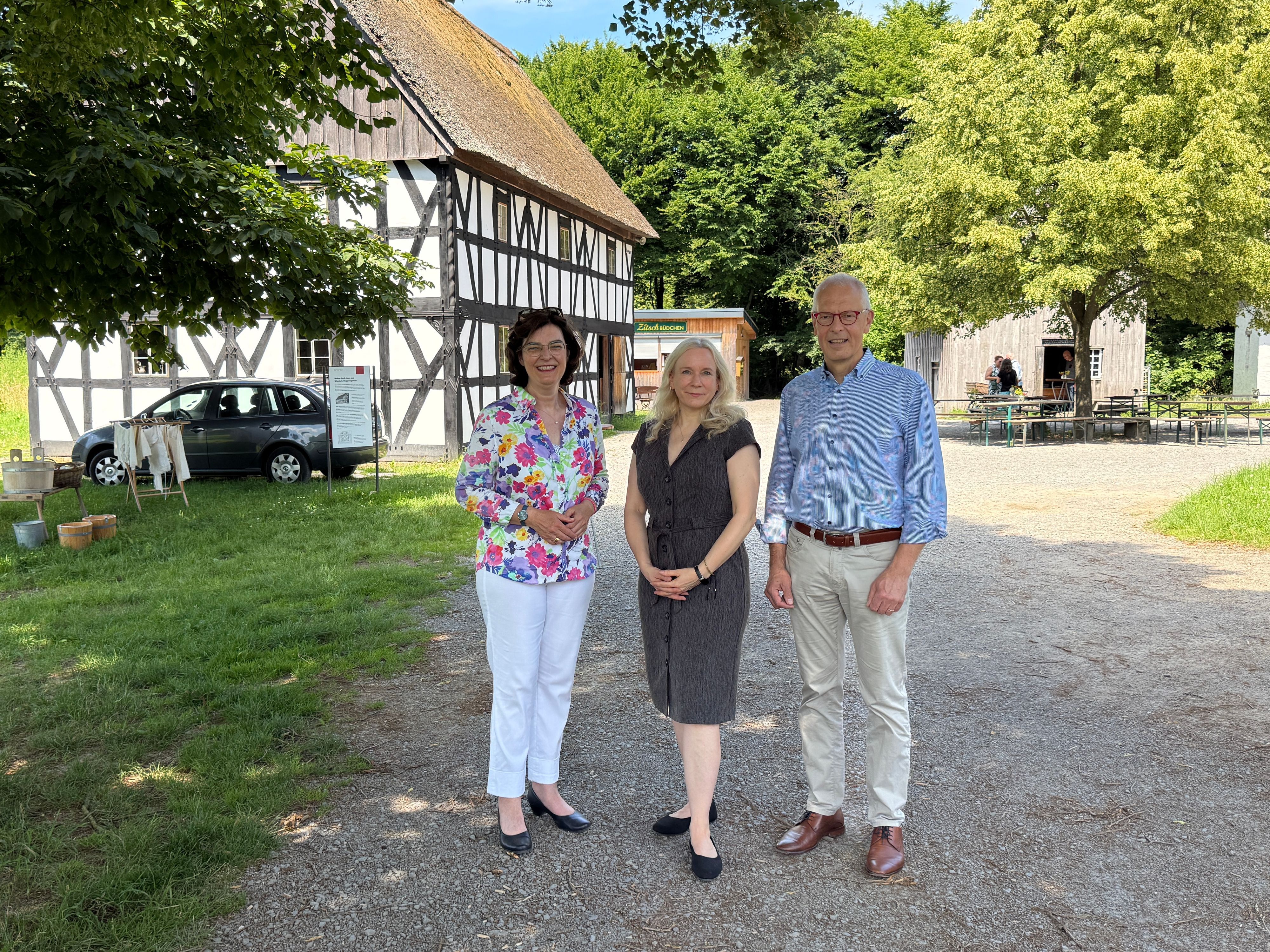 Auf gute Zusammenarbeit freuen sich (v.l.): LVR-Kulturdezernentin Corinna Franz, Sandra Badelt, die neue Leiterin des LVR-Freilichtmuseums Lindlar, und Hermann-Josef Tebroke, Vorsitzender des Fördervereins des LVR-Freilichtmuseums Lindlar.