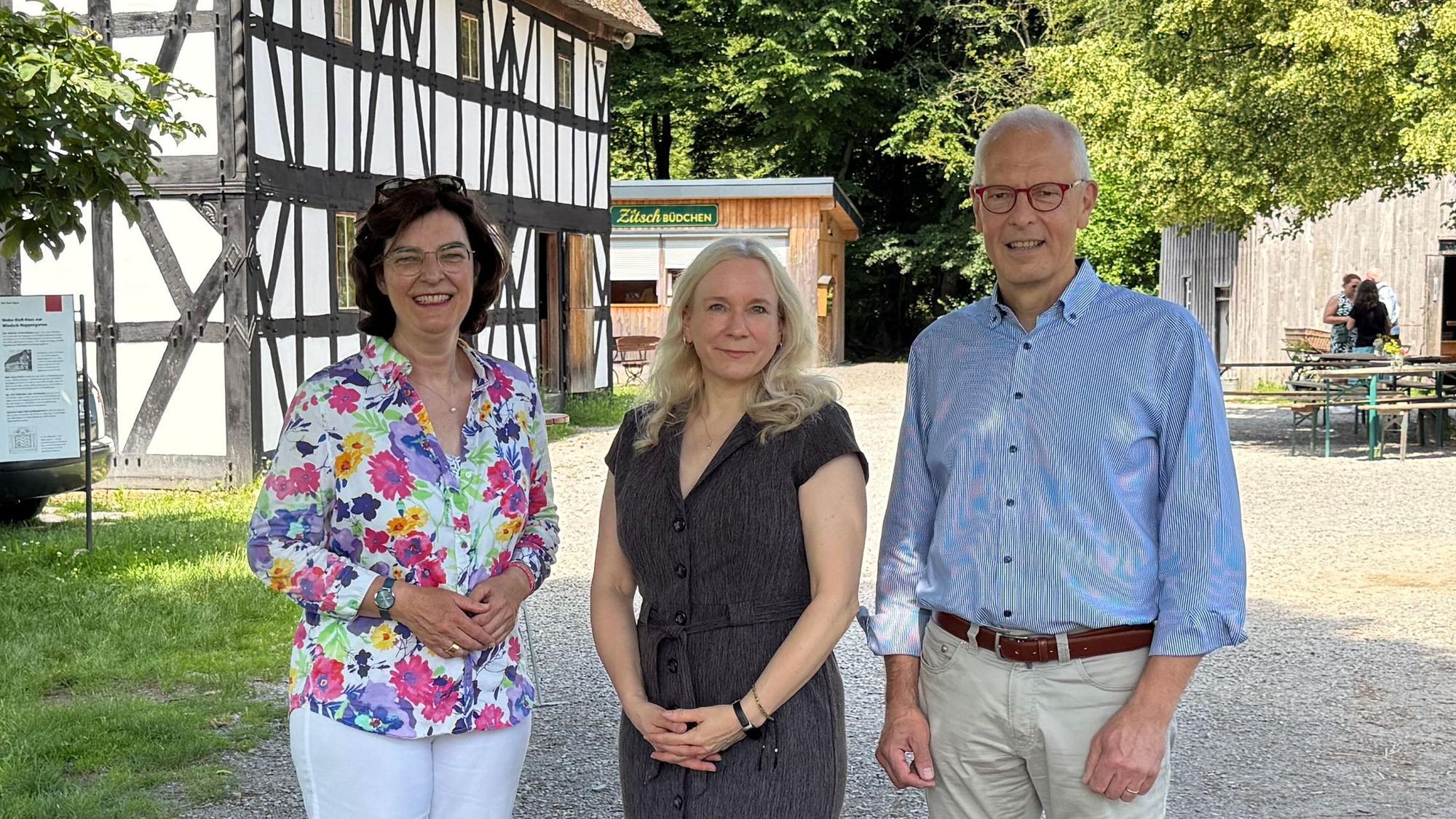 Auf gute Zusammenarbeit freuen sich (v.l.): LVR-Kulturdezernentin Corinna Franz, Sandra Badelt, die neue Leiterin des LVR-Freilichtmuseums Lindlar, und Hermann-Josef Tebroke, Vorsitzender des Fördervereins des LVR-Freilichtmuseums Lindlar.