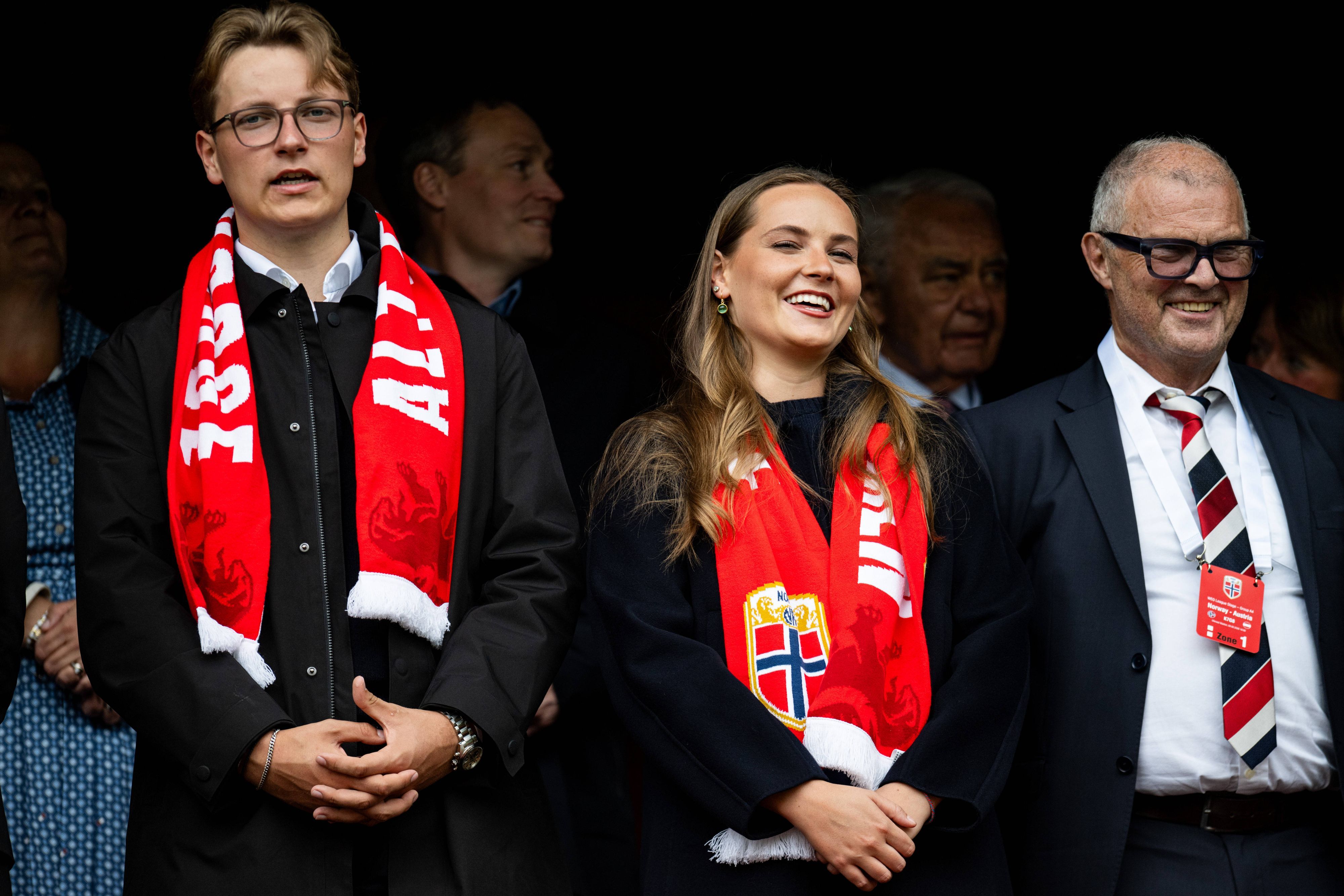 Prinzessin Ingrid Alexandra von Norwegen und ihr Bruder, Prinz Sverre Magnus, auf der Tribüne des „New York New Jersey Stadium“ in East Rutherford.